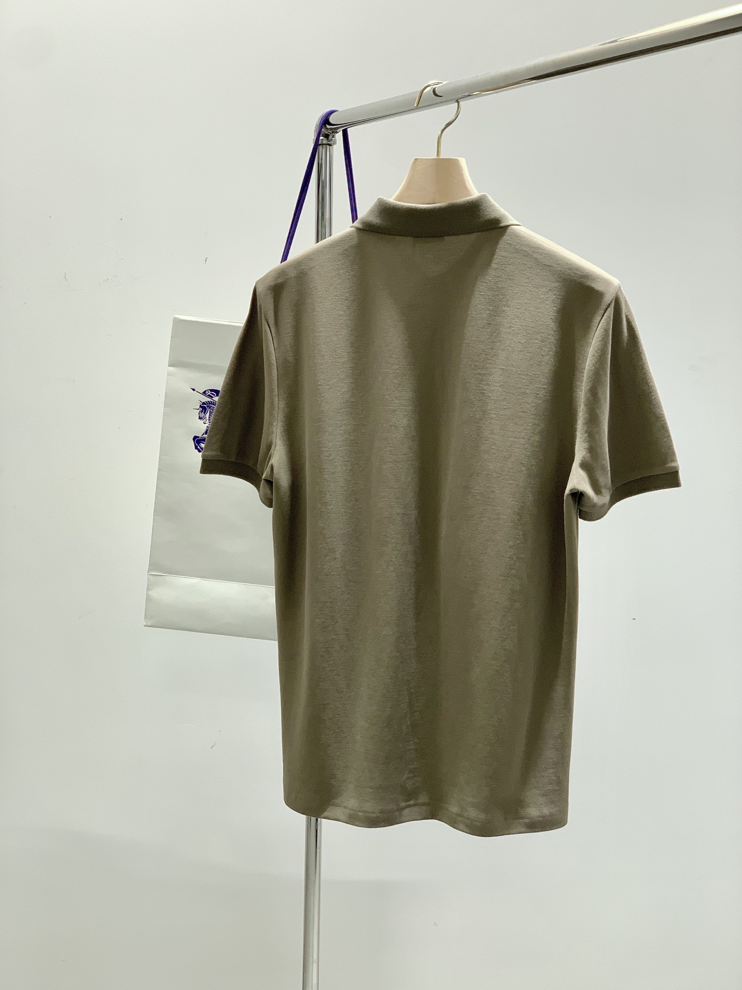 ，Burberry 巴宝莉，2025夏季最新品，专柜同步有售，原单狠货，时尚休闲翻领短袖T恤，进口原版面