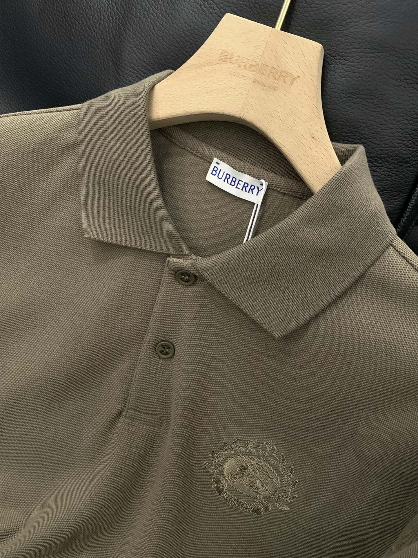 ，Burberry 巴宝莉，2025夏季最新品，专柜同步有售，原单狠货，时尚休闲翻领短袖T恤，进口原版面