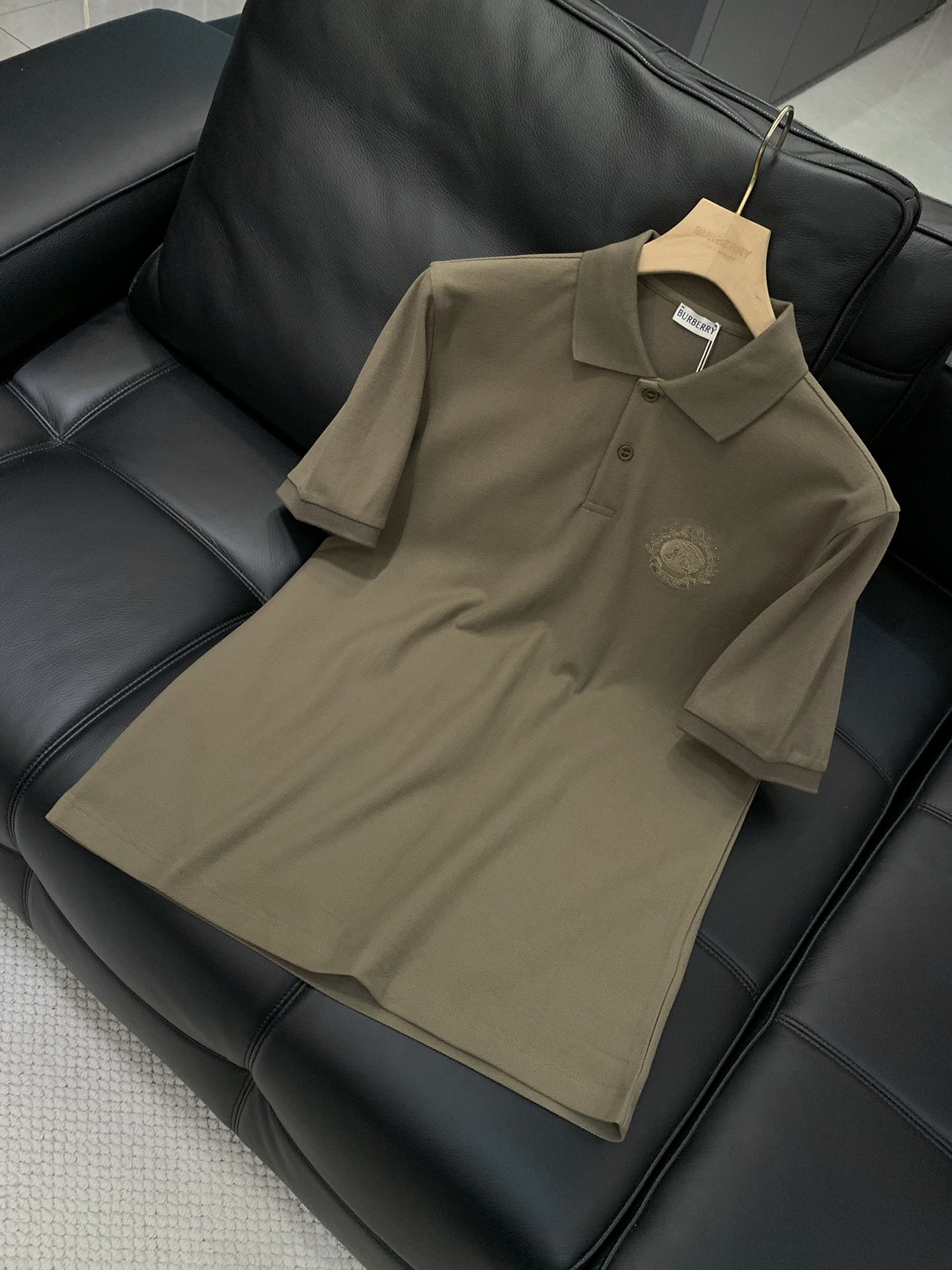 ，Burberry 巴宝莉，2025夏季最新品，专柜同步有售，原单狠货，时尚休闲翻领短袖T恤，进口原版面