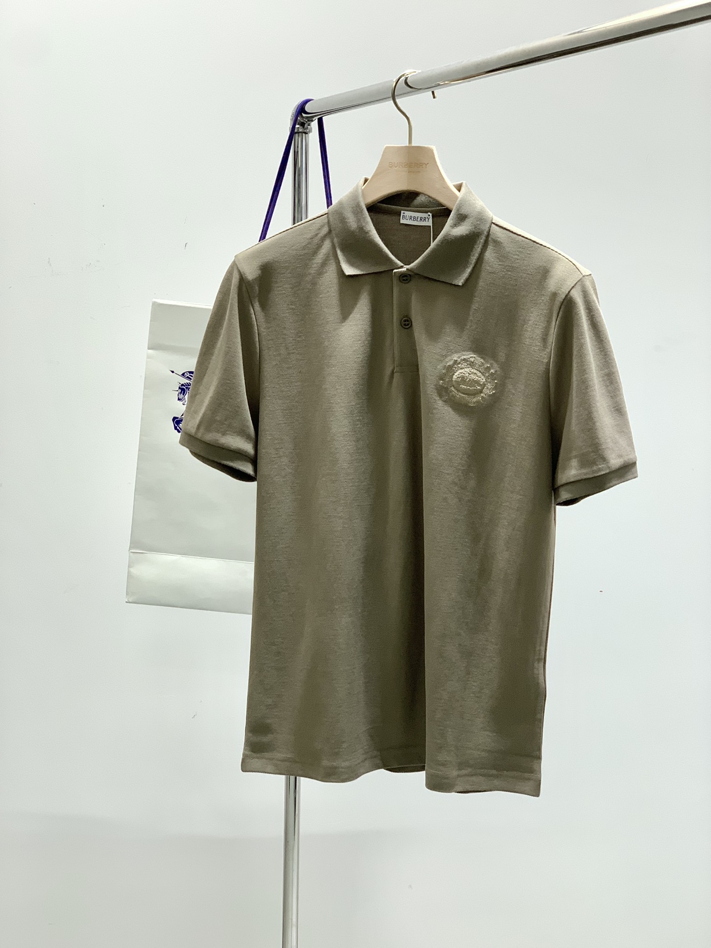 ，Burberry 巴宝莉，2025夏季最新品，专柜同步有售，原单狠货，时尚休闲翻领短袖T恤，进口原版面