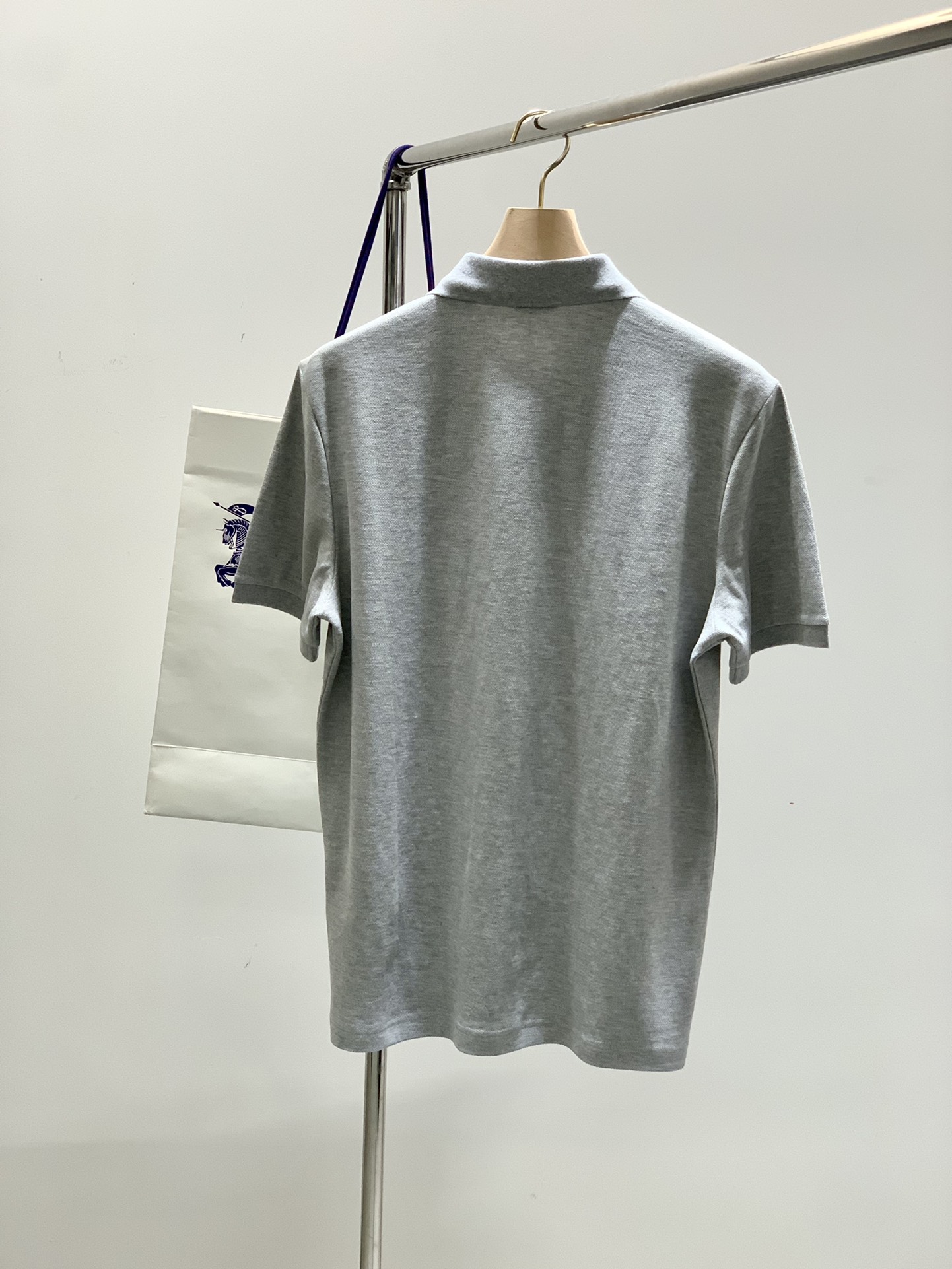 ，Burberry 巴宝莉，2025夏季最新品，专柜同步有售，原单狠货，时尚休闲翻领短袖T恤，进口原版面