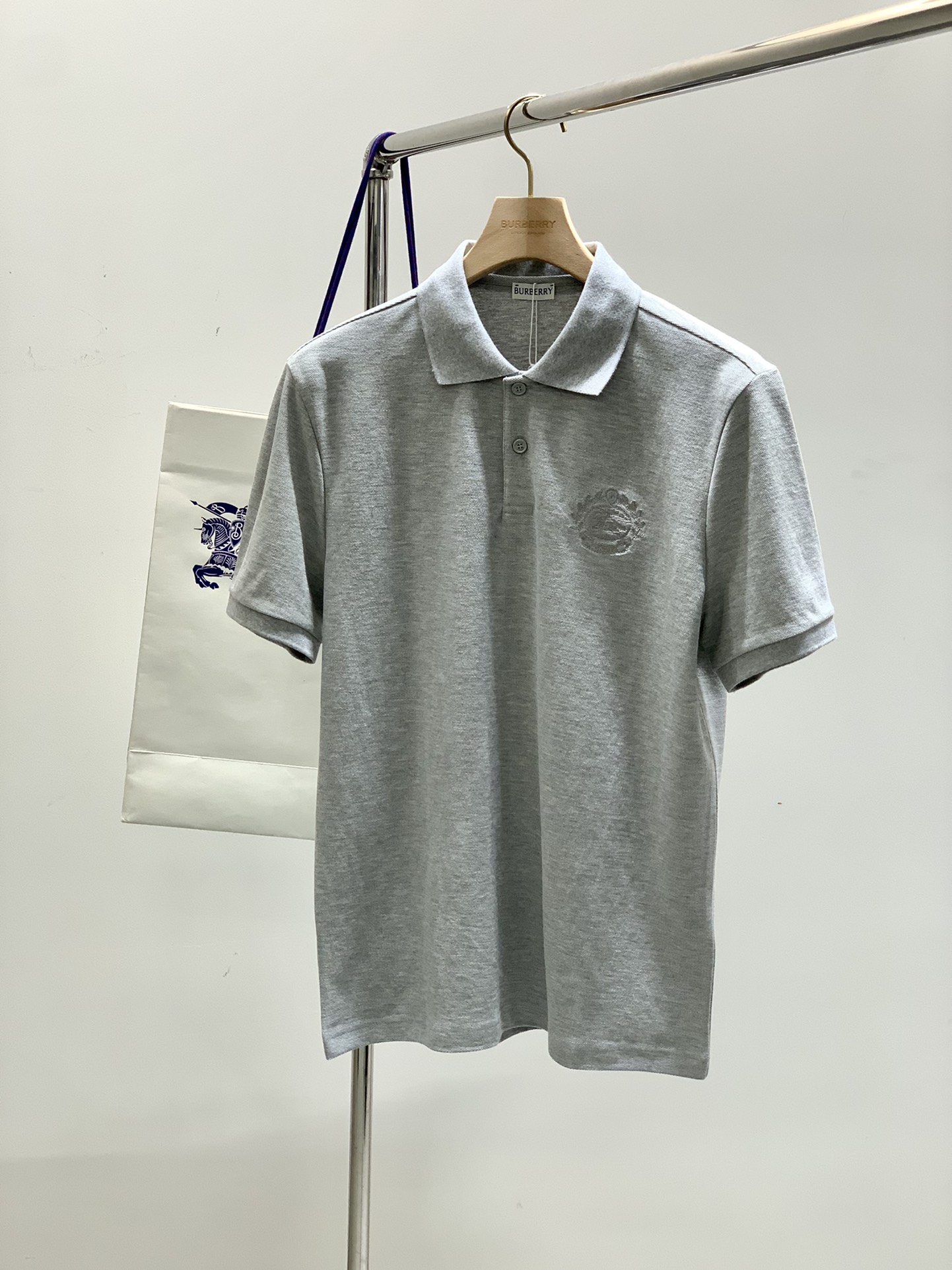 ，Burberry 巴宝莉，2025夏季最新品，专柜同步有售，原单狠货，时尚休闲翻领短袖T恤，进口原版面