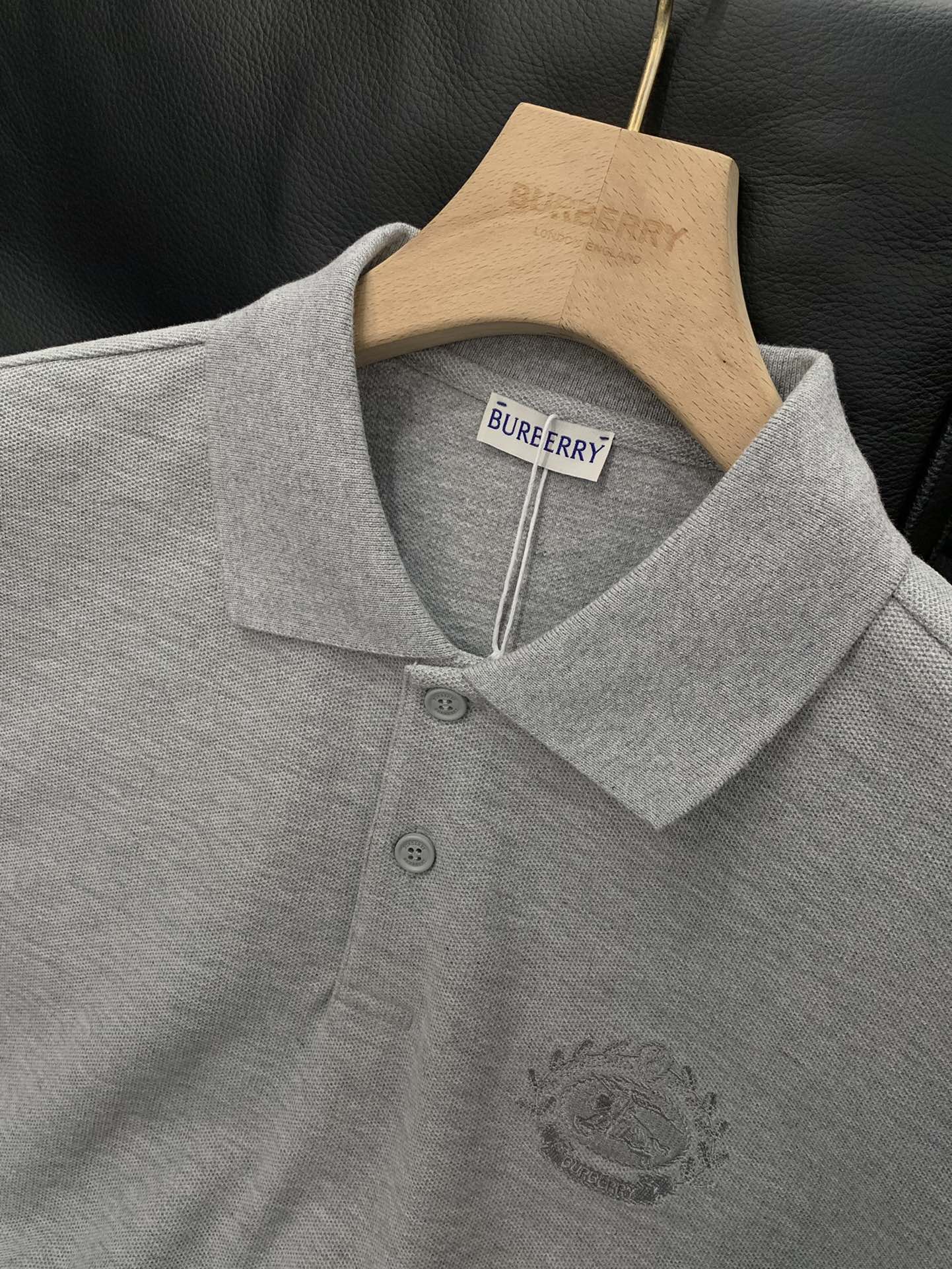 ，Burberry 巴宝莉，2025夏季最新品，专柜同步有售，原单狠货，时尚休闲翻领短袖T恤，进口原版面