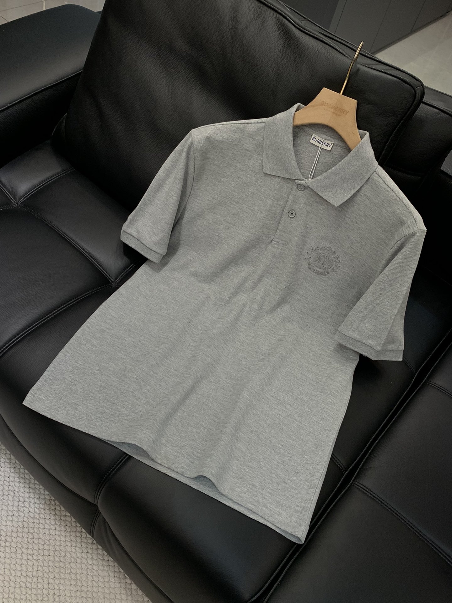，Burberry 巴宝莉，2025夏季最新品，专柜同步有售，原单狠货，时尚休闲翻领短袖T恤，进口原版面