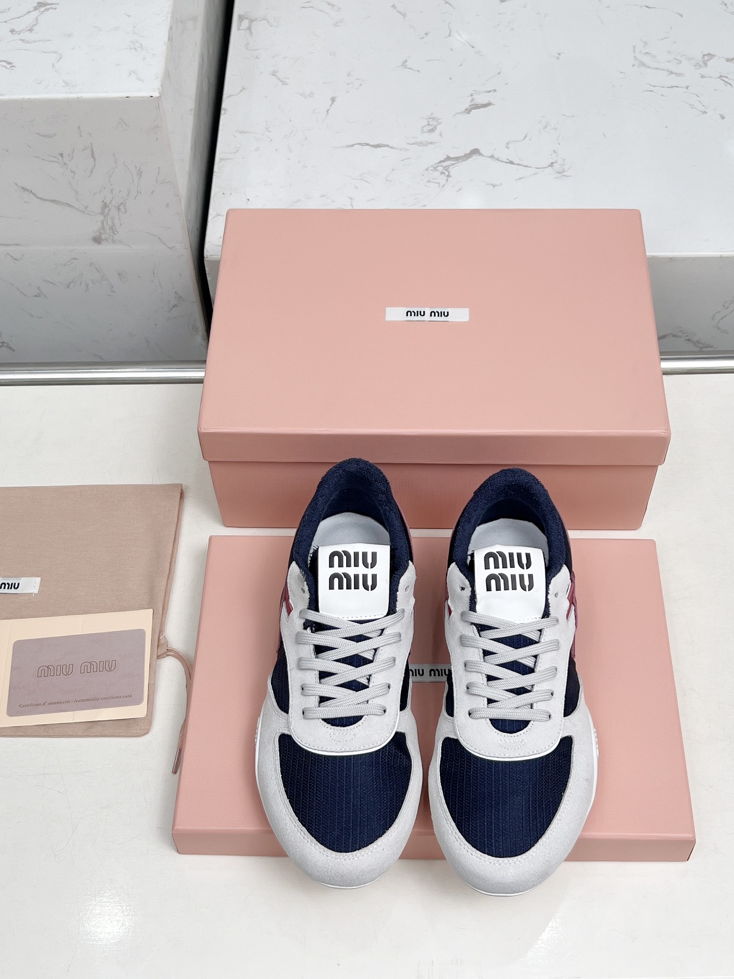 NO:240006,Miumiu breathable mesh casual shoes 2025 latest British style lace-up MiuMiu show craftsmanship comes from the details of the Miu Miu series. The trend elements of the new season are 1. The concept of the love at this moment is diverse and conveying the modern style~ It looks good no matter how you wear it. This summer fashionista loves the most and is super comfortable. The imported fabric is breathable mesh. The inner lining original inner lining original sole. Size 35-40 sizes, casual shoes/sports shoes, miumiu, sneakers19860909miumiu缪缪透气网布休闲鞋 2025最新款英伦风系带MiuMiu秀场工艺来自Miu Miu系列的细节特写 新季的潮流要素一 与此刻挚爱的概念,多元对撞,传达现代风格~ 怎么穿都好看今夏时髦精最爱上脚超级舒服 面料进口对版透气网布 内里原版内里 大底原版大底 码数35-40码,休闲鞋/运动鞋,miumiu,sneakers,Women's Shoes