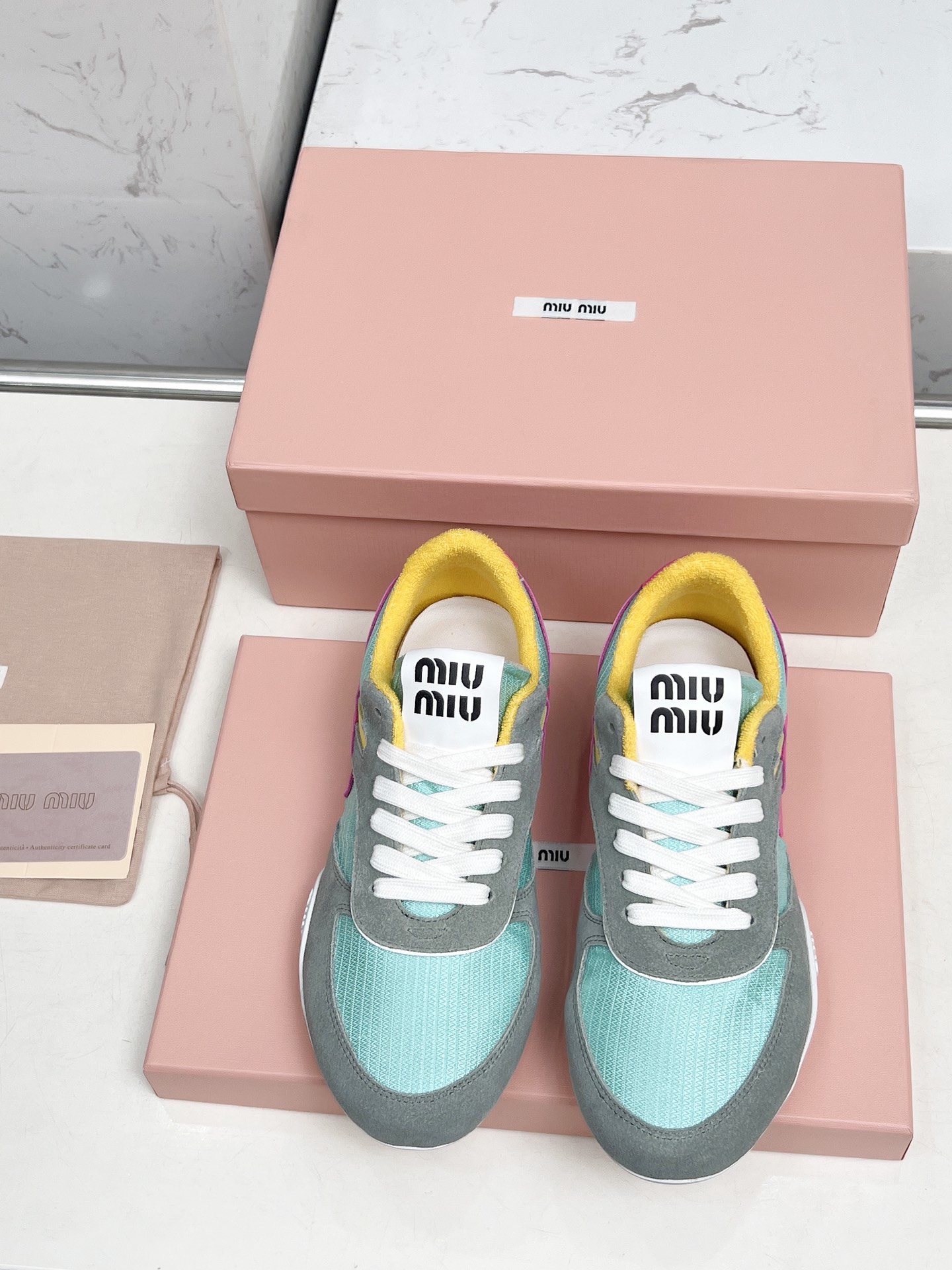 NO:239980,Miumiu breathable mesh casual shoes 2025 latest British style lace-up MiuMiu show craftsmanship comes from the details of the Miu Miu series. The trend elements of the new season are 1. The concept of the love at this moment is diverse and conveying the modern style~ It looks good no matter how you wear it. This summer fashionista loves the most and is super comfortable. The imported fabric is breathable mesh. The inner lining original inner lining original sole. Size 35-40 sizes, casual shoes/sports shoes, miumiu, sneakers19860909miumiu缪缪透气网布休闲鞋 2025最新款英伦风系带MiuMiu秀场工艺来自Miu Miu系列的细节特写 新季的潮流要素一 与此刻挚爱的概念,多元对撞,传达现代风格~ 怎么穿都好看今夏时髦精最爱上脚超级舒服 面料进口对版透气网布 内里原版内里 大底原版大底 码数35-40码,休闲鞋/运动鞋,miumiu,sneakers,Women's Shoes