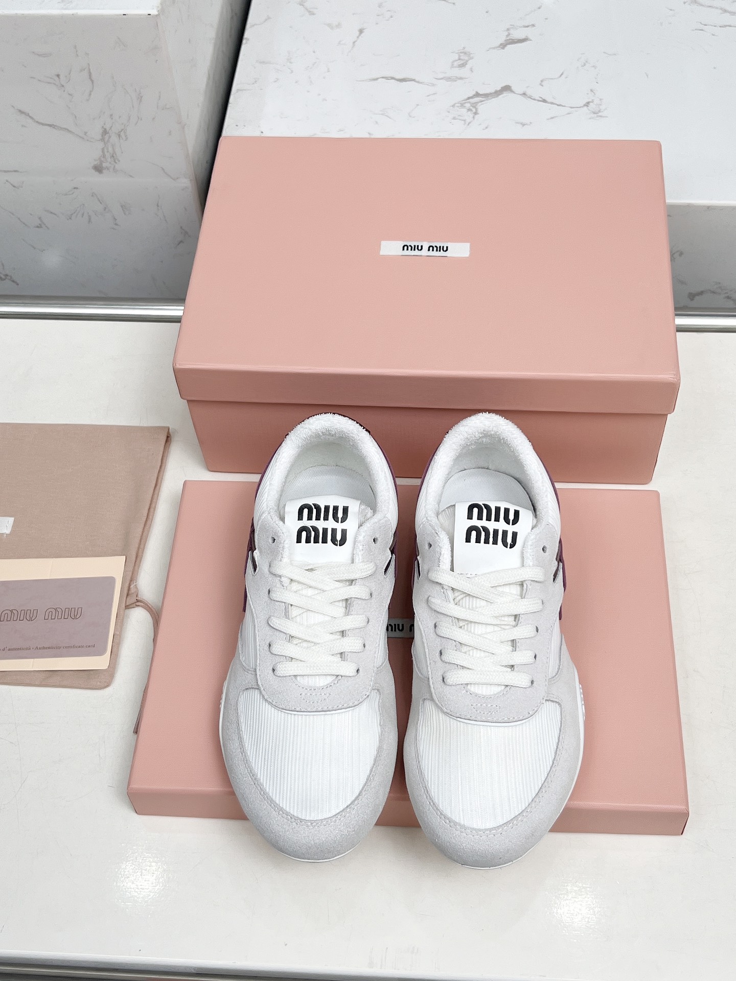 NO:239983,Miumiu breathable mesh casual shoes 2025 latest British style lace-up MiuMiu show craftsmanship comes from the details of the Miu Miu series. The trend elements of the new season are 1. The concept of the love at this moment is diverse and conveying the modern style~ It looks good no matter how you wear it. This summer fashionista loves the most and is super comfortable. The imported fabric is breathable mesh. The inner lining original inner lining original sole. Size 35-40 sizes, casual shoes/sports shoes, miumiu, sneakers19860909miumiu缪缪透气网布休闲鞋 2025最新款英伦风系带MiuMiu秀场工艺来自Miu Miu系列的细节特写 新季的潮流要素一 与此刻挚爱的概念,多元对撞,传达现代风格~ 怎么穿都好看今夏时髦精最爱上脚超级舒服 面料进口对版透气网布 内里原版内里 大底原版大底 码数35-40码,休闲鞋/运动鞋,miumiu,sneakers,Women's Shoes