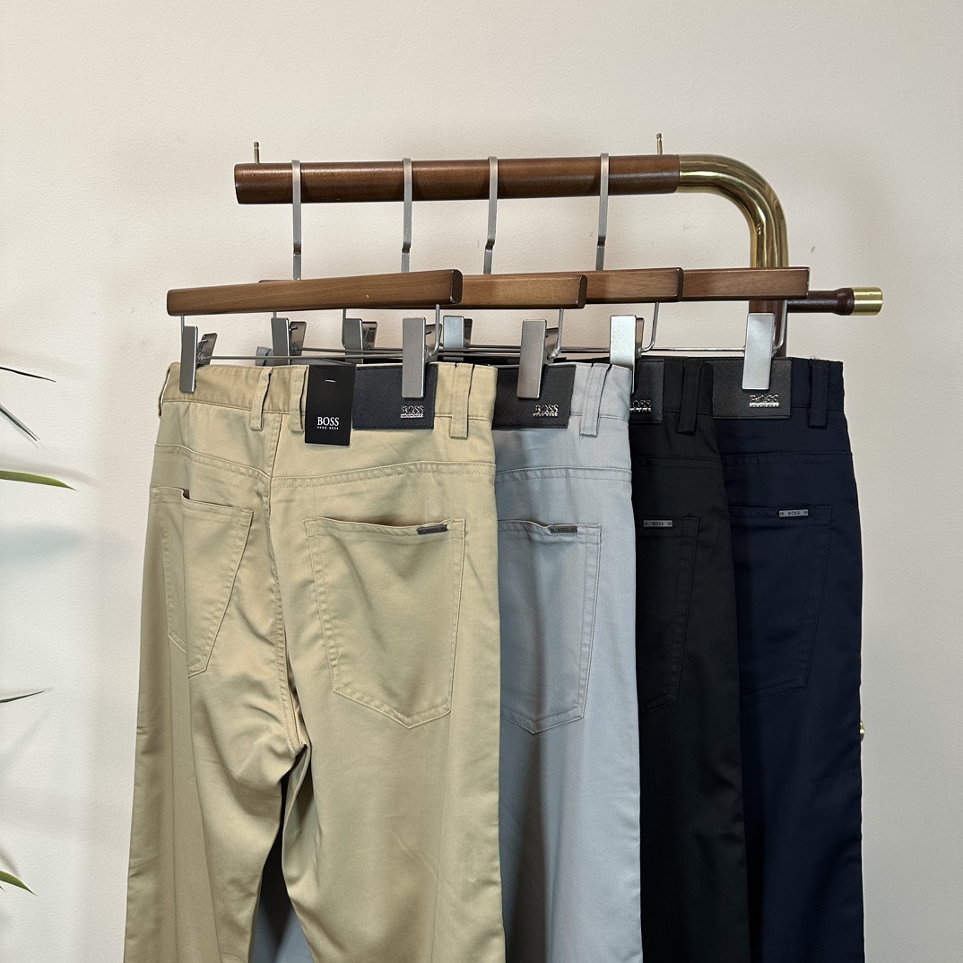 NO:145543,Business casual pants BOSS 2025 new series of men's casual pants!  It is made of customer-supply elastic cotton material, soft and delicate, and has an excellent feel!  The brand style is unobstructed!  Minimalist design, without extravagant elements to win the lead, the details are finely made, the hardware accessories are customized, the thickness is just right, easy to control various weather, classic colors are very energetic, and various styles of dressing, casual business, daily life, and fashion trends can be controlled!  Overall, both in terms of grade and fashion are extremely outstanding, bringing extraordinary clothing taste!  Color black light gray khaki royal blue code 29-40, alexander wang19860909商务休闲裤 BOSS 2025 新系列男士休闲裤！ 采用客供弹力柔棉材质,柔软细腻,手感绝佳！品牌格调一览无余！极简主义设计,没有多余浮夸的元素来宣兵夺主,细节做工精细,五金配件原版定制,厚薄程度也是恰到好处,轻松驾驭各种天气,经典颜色上身很显精气神,多种风格穿搭,休闲商务、日常生活、时尚潮流均可驾驭！整体不论是档次还是时尚感都是极为出色的,带来非凡的衣着品味！ 颜色黑色 浅灰色 卡其 宝蓝色 码数29-40,,alexander wang,Men's clothing