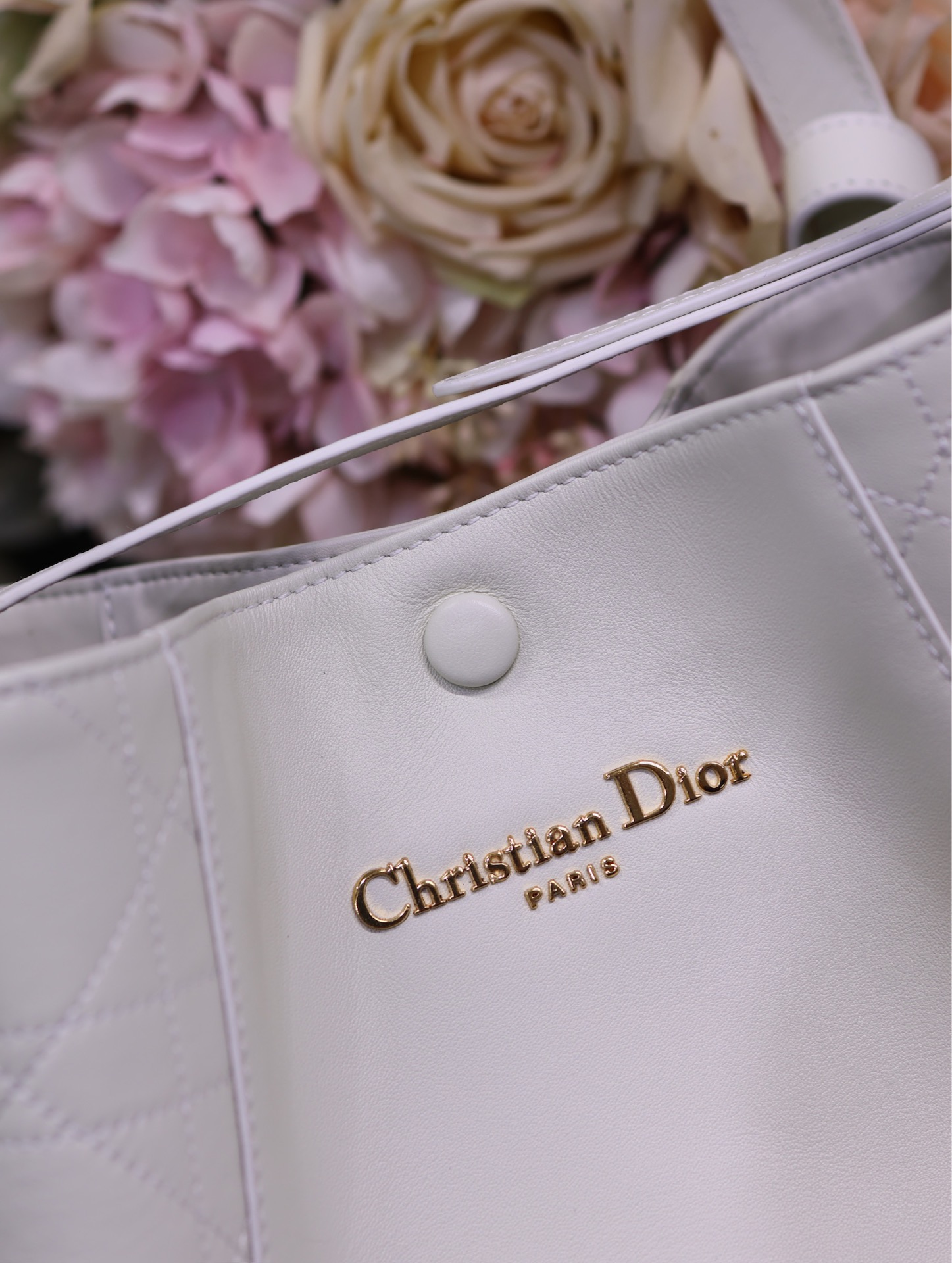 Christian Dior White Leather Signature Bucket Bag with Adjustable Strap 6 i1744798140 4250 4