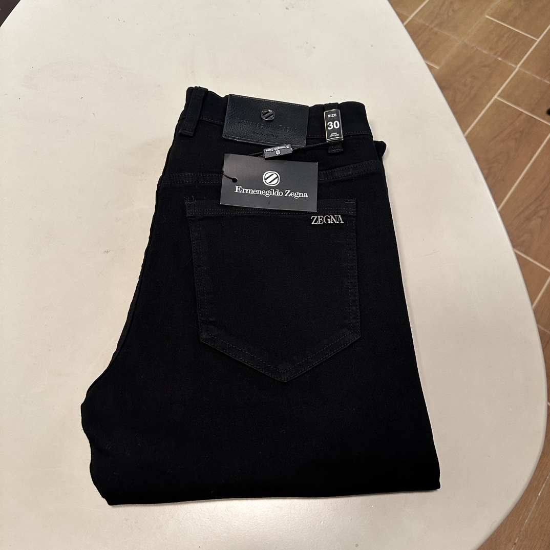 NO:145530,ZZ Jenia exclusively offers new jeans, high-end version!  Customized fabrics for counters are breathable and comfortable, with impeccable details, and the brand element design concept reflects high quality. The feel is delicate and soft!  It is casually cut, with a great upper body style!  29-38, zegna, jeans, alexander wang19860909ZZ 杰尼亚独家专供新款 牛仔裤,高端版本！专柜定制面料 透气舒适度高,细节无可挑剔,品牌元素设计理念,体现高品质.手感细腻柔软！呈现休闲裁剪,上身版型超赞！ 码数29-38,,zegna,jeans,alexander wang,Men's clothing