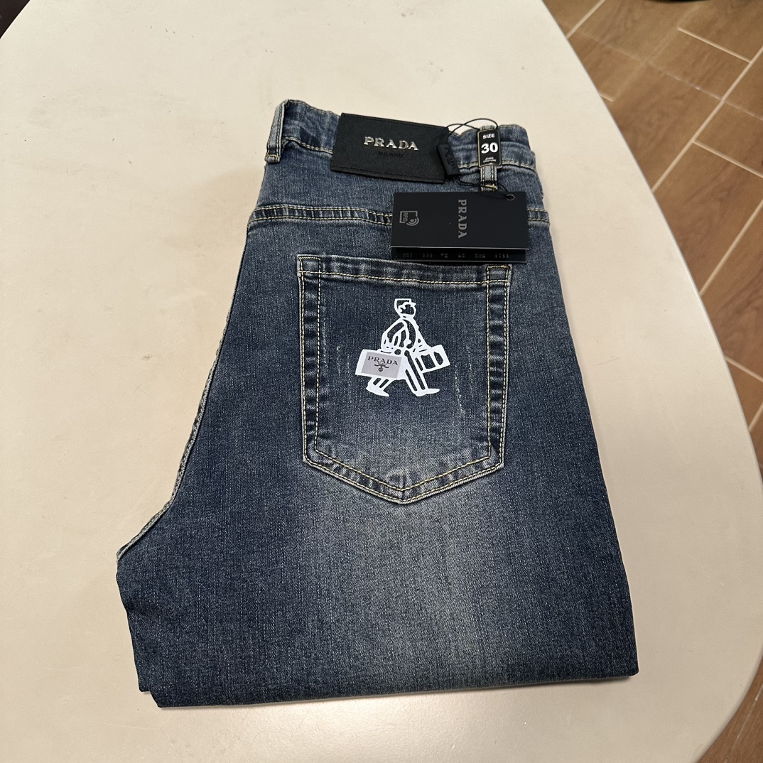 NO:145523,PRA Prada exclusively available for new jeans, high-end version!  Customized fabrics for counters are breathable and comfortable, with impeccable details, and the brand element design concept reflects high quality. The feel is delicate and soft!  It is casually cut, with a great upper body style!  Count 29-38, prada, prada, jeans, alexander wang19860909PRA 普拉达 独家专供新款 牛仔裤,高端版本！专柜定制面料 透气舒适度高,细节无可挑剔,品牌元素设计理念,体现高品质.手感细腻柔软！呈现休闲裁剪,上身版型超赞！ 码数29-38,,prada,prada,jeans,alexander wang,Men's clothing