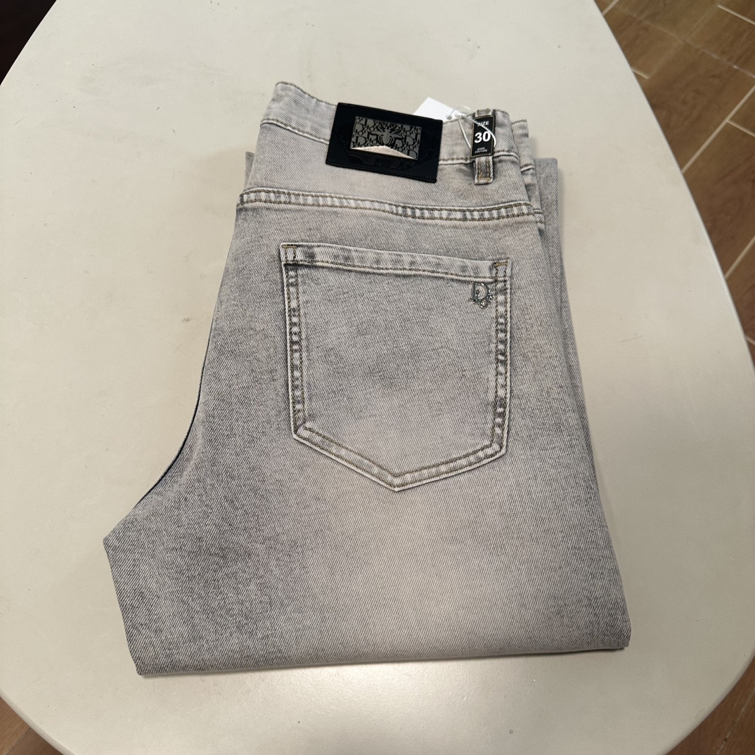 NO:145679,DIOR exclusively available for new jeans, high-end version!  Customized fabrics for counters are breathable and comfortable, with impeccable details, and the brand element design concept reflects high quality. The feel is delicate and soft!  It is casually cut, with a great upper body style!  29-38, Dior, Dior, Jeans, Alexander wang19860909DIOR 迪奥 独家专供新款 牛仔裤,高端版本！专柜定制面料 透气舒适度高,细节无可挑剔,品牌元素设计理念,体现高品质.手感细腻柔软！呈现休闲裁剪,上身版型超赞！ 码数29-38,,dior,dior,jeans,alexander wang,Men's clothing