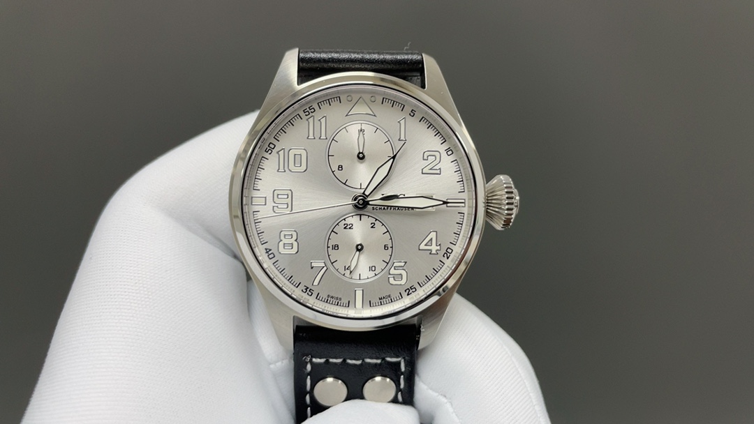 NO:392926,TW's new product has the peak appearance. The most dazzling star under IWC, the IWC kinetic energy moon phase expert. The new pilot series IW51584 transparent bottom watch. [Case] ​​316L stainless steel case, polished and very round. The small second hand disc is located at 6 o'clock with a dial stop function, equipped with a solid nail scale and Roman numerals. The SCHAFFHAUSEN (IVF Pilot English) and an accurate distance calendar window at 3 o'clock, which is symmetrical to the arc-shaped kinetic energy decoration. We can notice that the calendar window of this watch is located at the edge of the dial, and the calendar font is the same as the original version. Willow leaf-shaped hands indicate hours and minutes respectively, and double-sided anti-reflective arched sapphire coated mirror [String] Italian Calfskin [Movement] independently developed an automatic winding mechanical movement. The movement is stable and the time is accurate.  The literal nail is not an ordinary luminous nail. After many attempts, it finally achieved the synchronous original three-dimensional effect. IWC's most dazzling bottom-soft watch is suitable for all kinds of business occasions, simple, refined and elegant!  Welcome all watchers to appreciate, iwc, cowhide19860909TW新品颜值巅峰 IWC旗下最耀眼的明星,万国长动能月相专家. 全新飞行员系列IW51584透底腕表.【表壳】316L精钢表壳,打磨抛光非常圆润.小秒针盘位于6点钟位置附拨针停秒功能,配有实心条钉刻度和罗马数字,3点位写有SCHAFFHAUSEN(万国飞行员英文）和准确距离日历窗,与弧形的动能装饰对称.我们可以注意到,这只手表的日历窗位于表盘最边缘,而且日历字体同原版一致.柳叶形指针分别指示小时和分钟,双面防反光拱形蓝宝石镀膜镜面【表带】意大利小牛皮【机芯】自主研制自动上链机械机芯,机芯稳定,走时准. 字面钉绝非普通夜光钉,经过多次尝试终于达到同步原装立体效果. IWC旗下最耀眼的透底腕表.适合各种商务场合,简敛精致不失优雅！欢迎各路表友品鉴,,iwc,cowhide,Watch