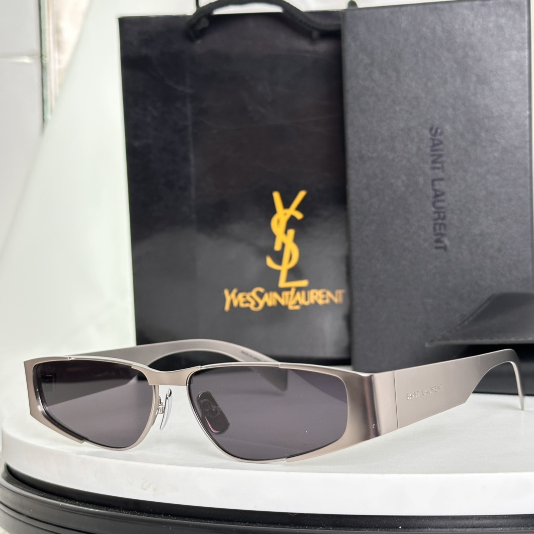  ‼️SAINY LAUREN*YSL秀场同步 科技感十足墨镜🕶液态金属喷砂镜框搭配反光镜片，未来感爆棚