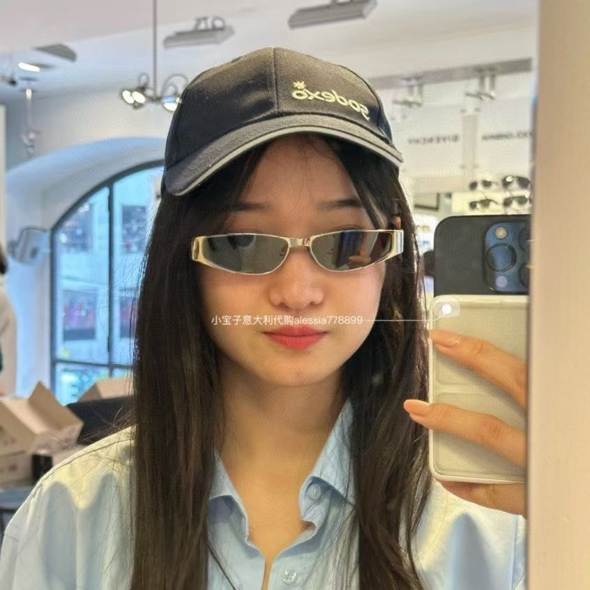  ‼️ 官网图 SAINY LAUREN*YSL秀场同步 科技感十足墨镜🕶液态金属喷砂镜框搭配反光镜片，