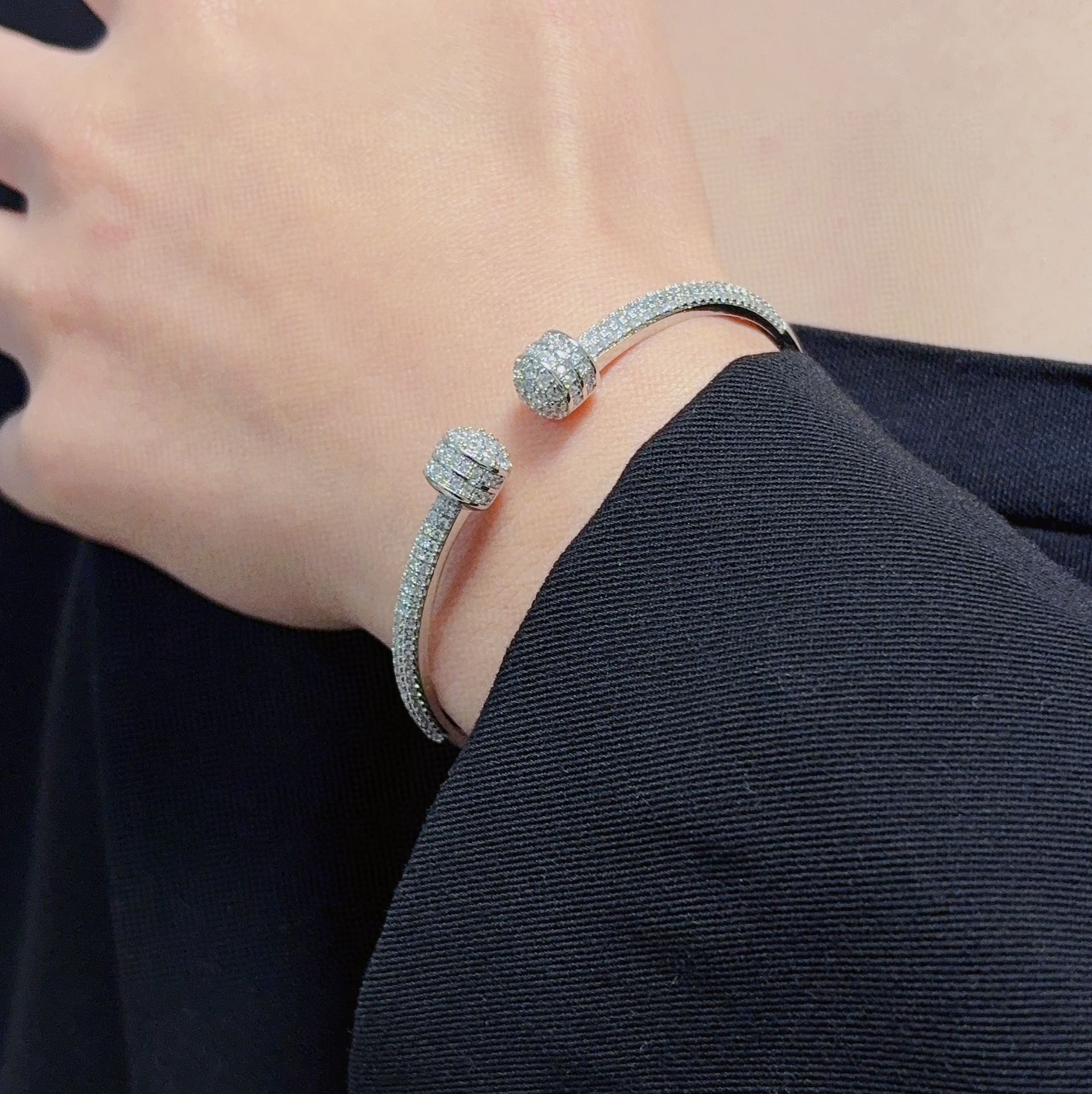 NO:110689,The new Piaget full diamond bracelet is a must-have for custom exquisite small items. It can be worn all year round and improves clothing quality and enhances texture. Elegant temperament, fashionable and exquisite collection style, daily commuting exquisite, jewelry quality, piaget, bracelet19860909新款Piaget伯爵满钻手镯高级定制精致小物件必备 一年四季都可配戴细节中提升衣品 提升质感 优雅气质时髦精收藏款日常通勤精致,饰品精品,piaget,bracelet,Jewelry