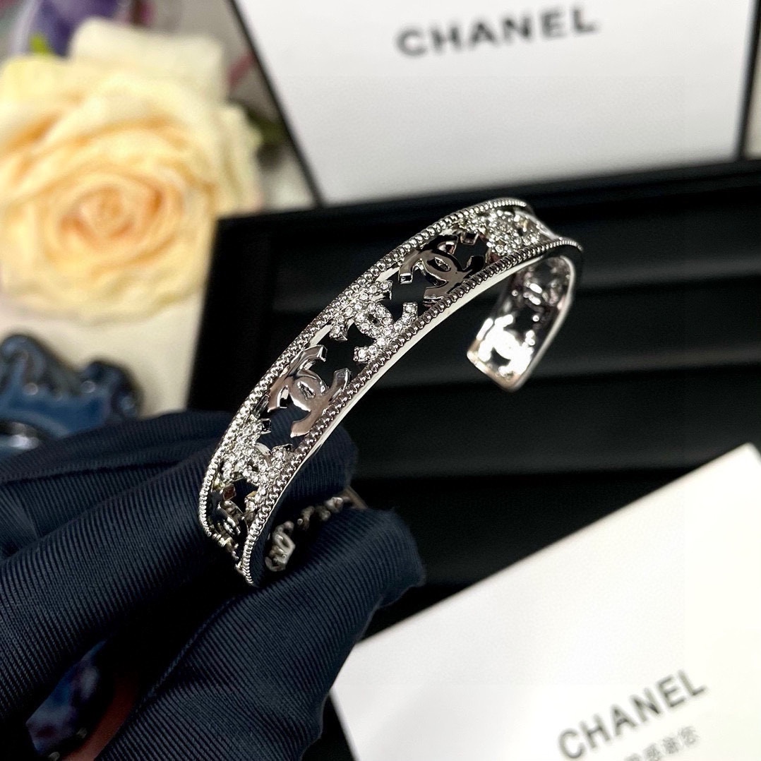 NO:110693,Xiaohongshu recommends the popular Xiaoxiang new c letter hollow bracelet silver Chanel Chanel high-quality micro-diamond bracelet super heavy industry bling bling bling, the color matching is very good and high-end, goddess temperament high-end, stainless steel material is not allergic to fade, one to one exquisite craft, classic charm, high cost performance, must-have choice, jewelry quality, chanel, chanel, bracelet19860909小红书推荐爆款小香新款c字母镂空手镯银色香奈儿Chanel高品质微镶钻手镯超重工bling bling,颜色搭配得非常好高级感 女神气质高端 精钢材质不过敏不褪色.一比一精美工艺,经典至极的魅物,性价比高 必备必入之选,饰品精品,chanel,chanel,bracelet,Jewelry
