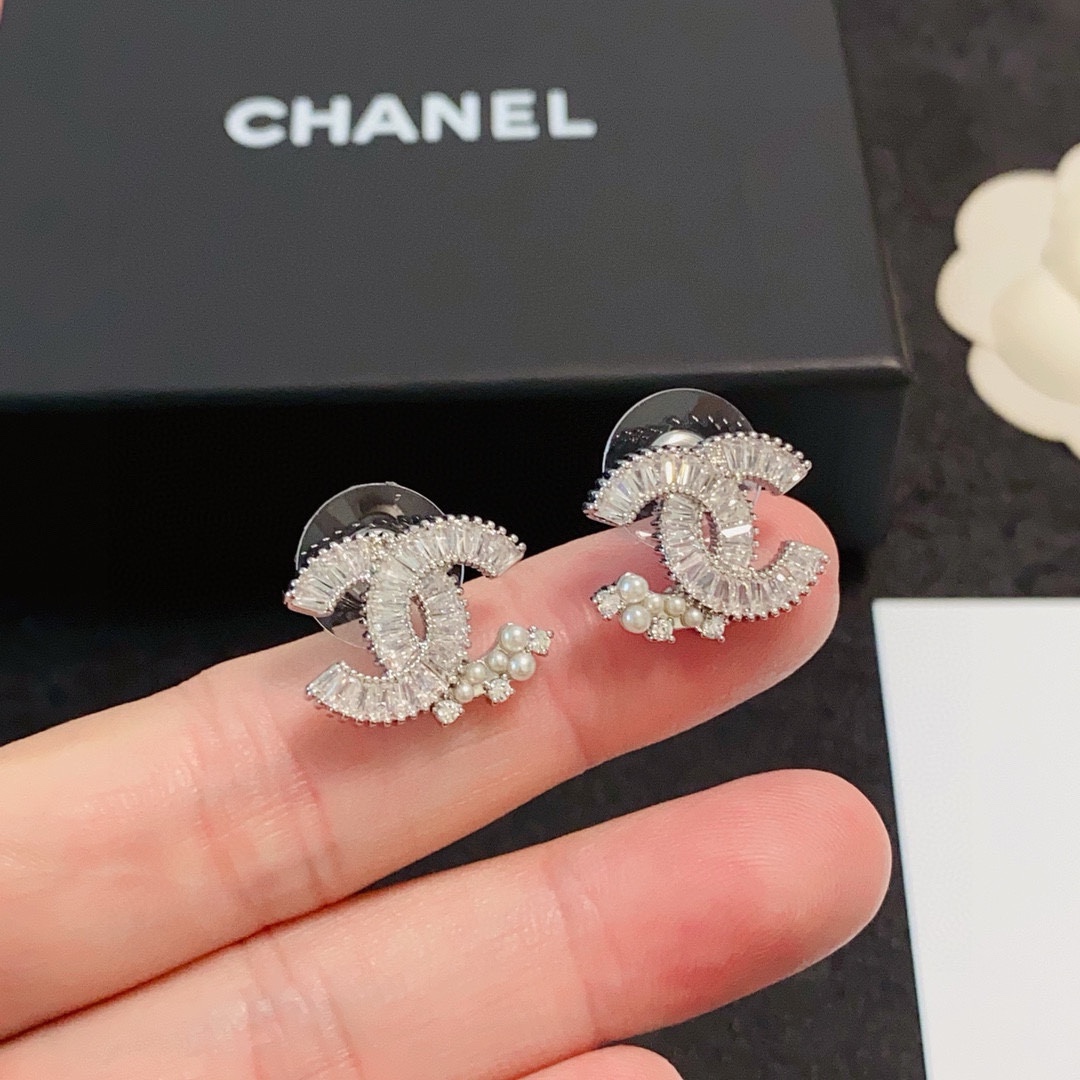 NO:110696,Xiaoxiang CHANEL's hot new product, personalized and fashionable full diamond double C earrings with Xiaomi pearls, full of high-end purchasing level, one-to-one quality, elegant and elegant design, very modified face shape, youthful and energetic, attracted by this one at a glance, very beautiful color matching, fashionable and playful, very exquisite earrings, fine jewelry, chanel, earrings19860909小香 CHANEL火爆新品 个性时尚满钻双C耳钉搭配小米珍珠高级感满满的代购级别 一比一品质 优雅大方精工设计非常修饰脸型 青春活力 一眼就被这款吸引了非常漂亮的颜色搭配时尚又俏皮 好精致耳环,饰品精品,chanel,earrings,Jewelry