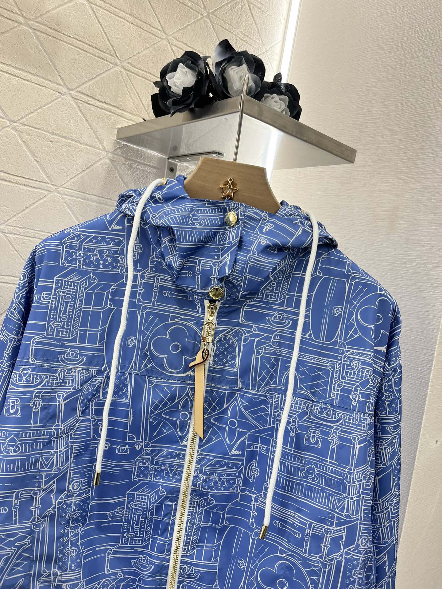 ♥Louis Vuitto*♥2025新品上架
     连帽印花防晒夹克
定制YB进口防晒材质 质感光