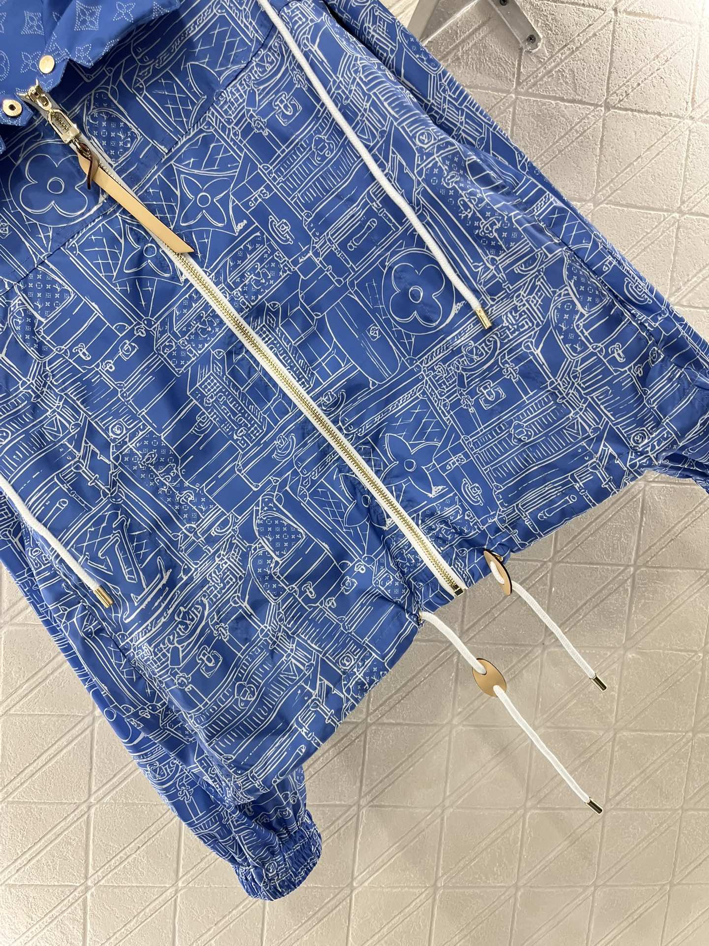 ♥Louis Vuitto*♥2025新品上架
     连帽印花防晒夹克
定制YB进口防晒材质 质感光