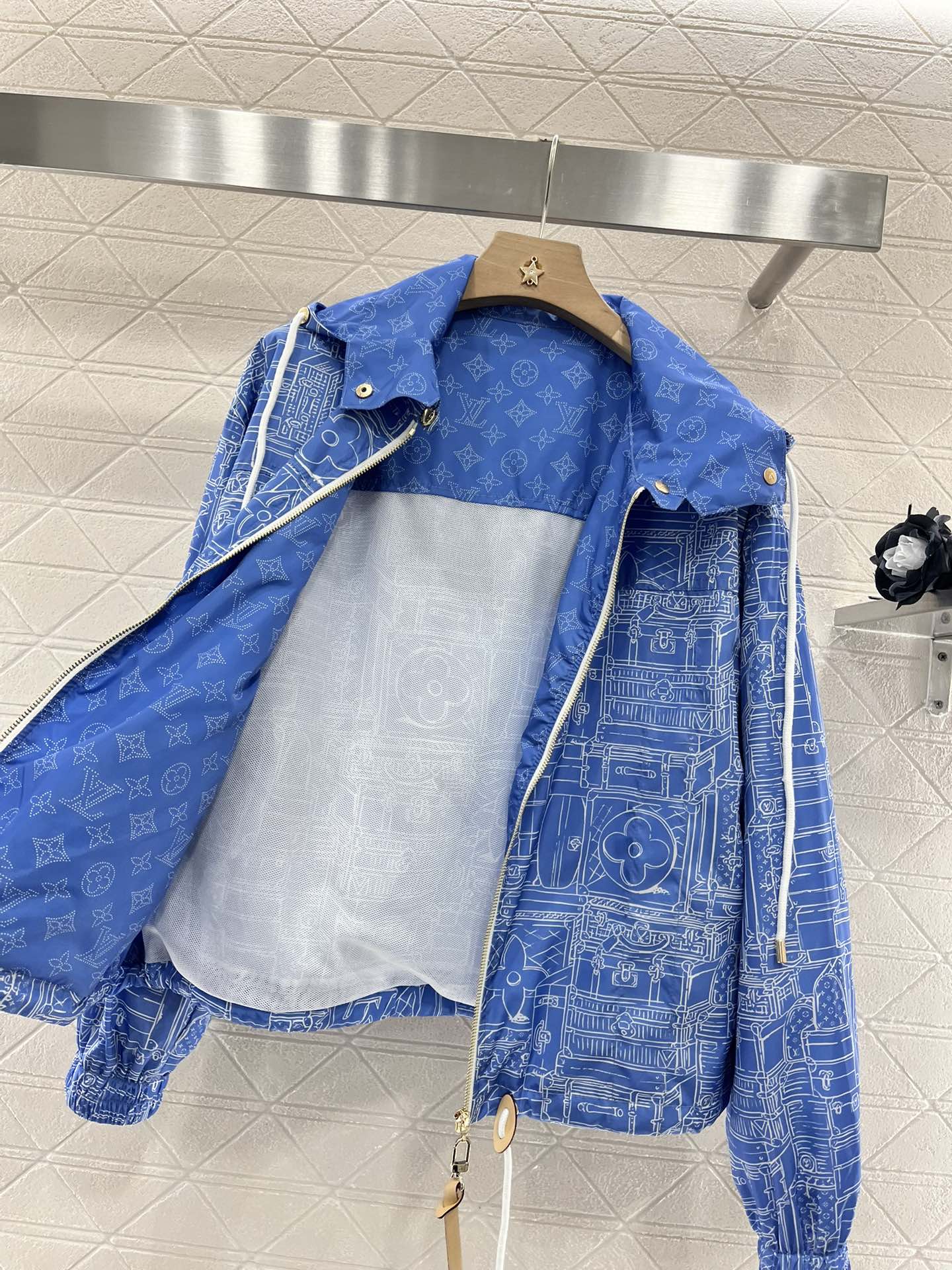 ♥Louis Vuitto*♥2025新品上架
     连帽印花防晒夹克
定制YB进口防晒材质 质感光