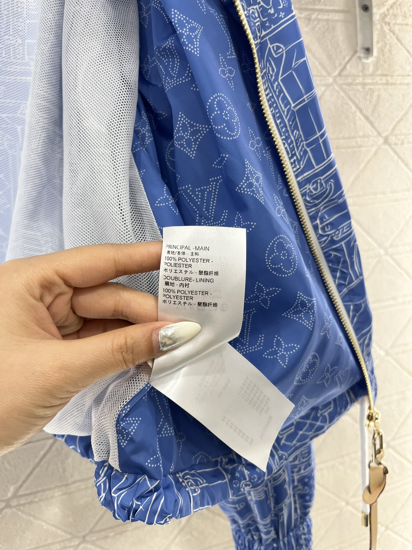 ♥Louis Vuitto*♥2025新品上架
     连帽印花防晒夹克
定制YB进口防晒材质 质感光