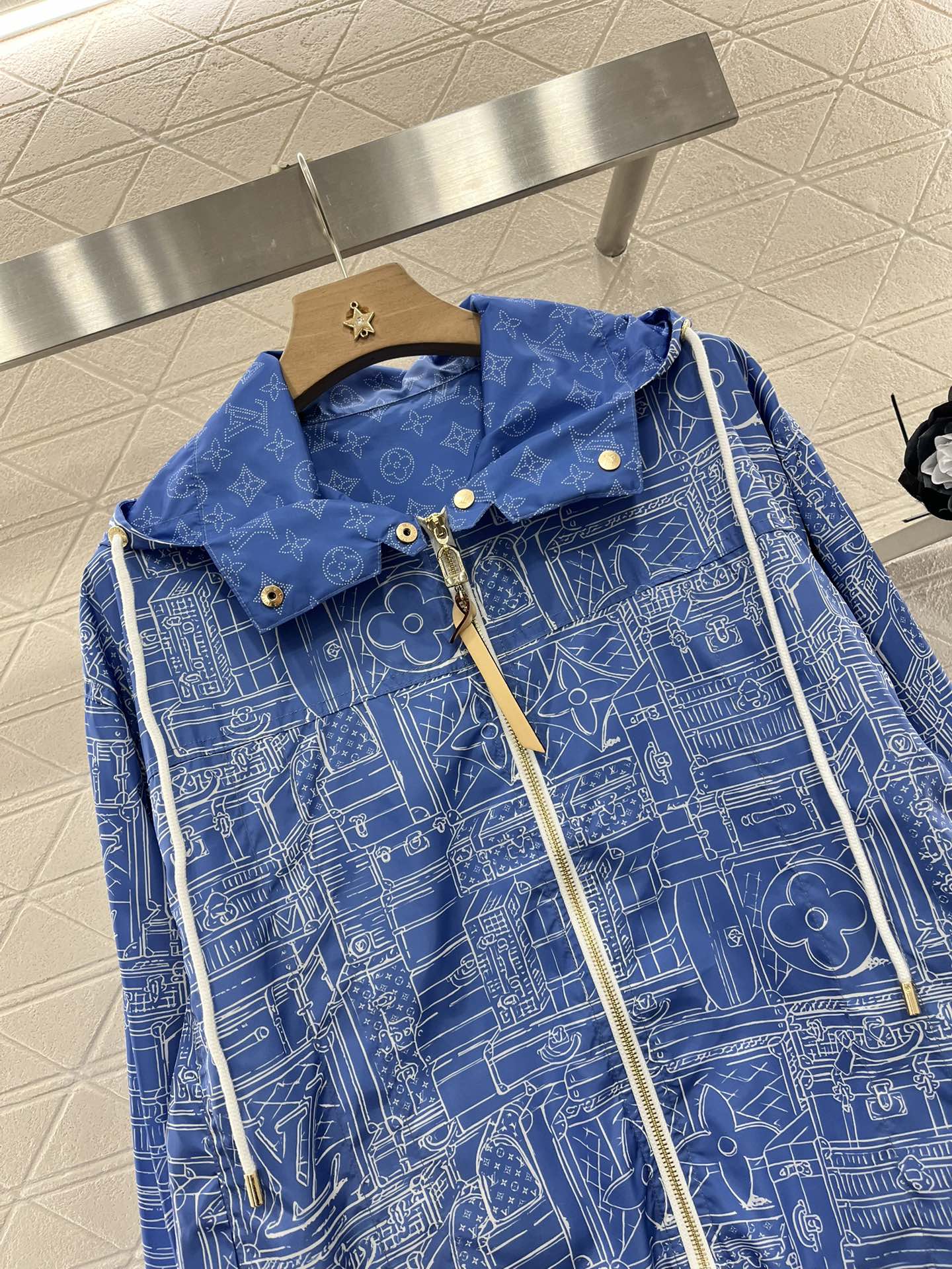 ♥Louis Vuitto*♥2025新品上架
     连帽印花防晒夹克
定制YB进口防晒材质 质感光