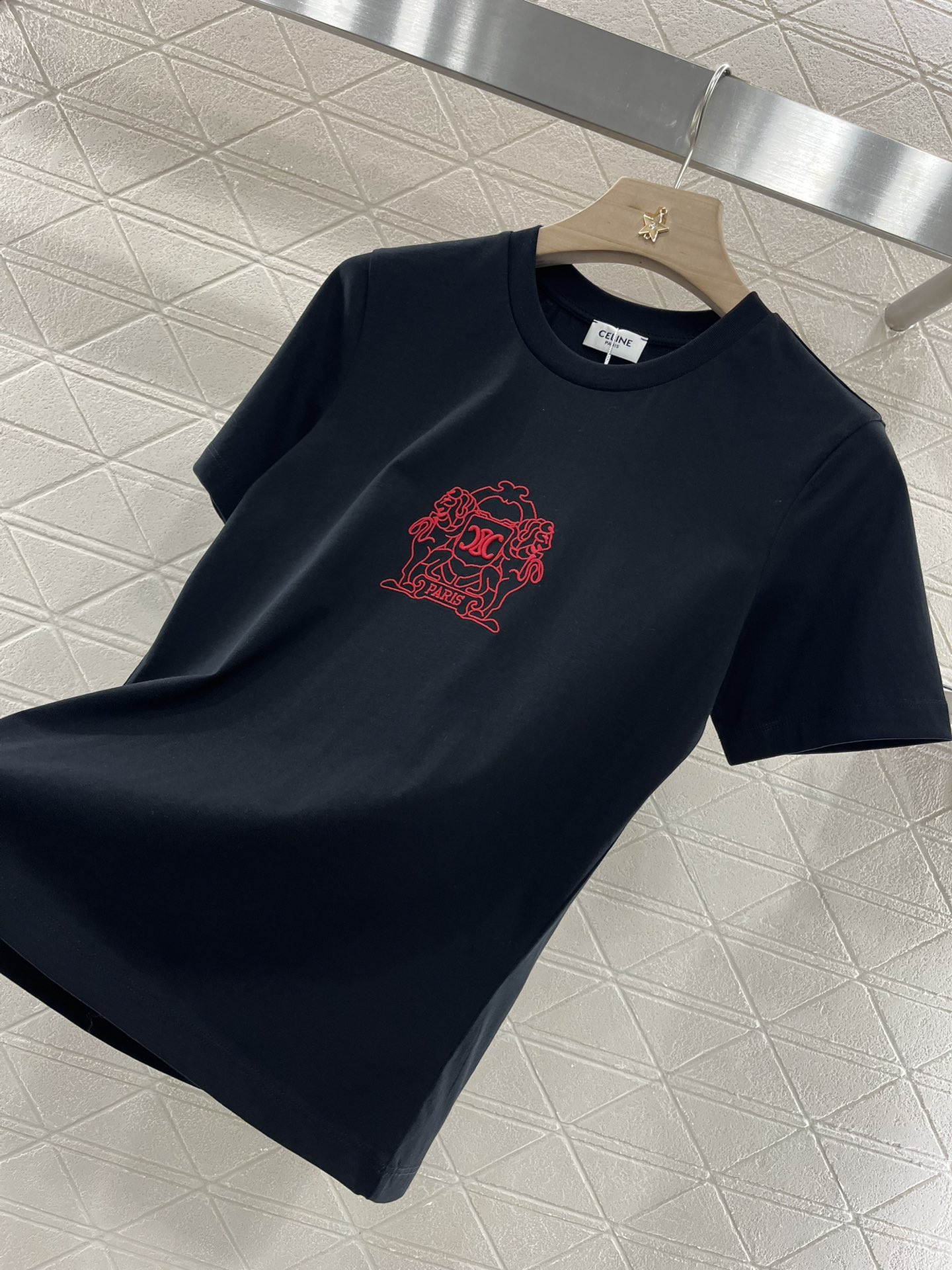 ♥Celin*♥2025新品上架
       圆领刺绣𝑇𝑒𝑒
定制YB斜纹全棉材质 透气舒适 质感十足