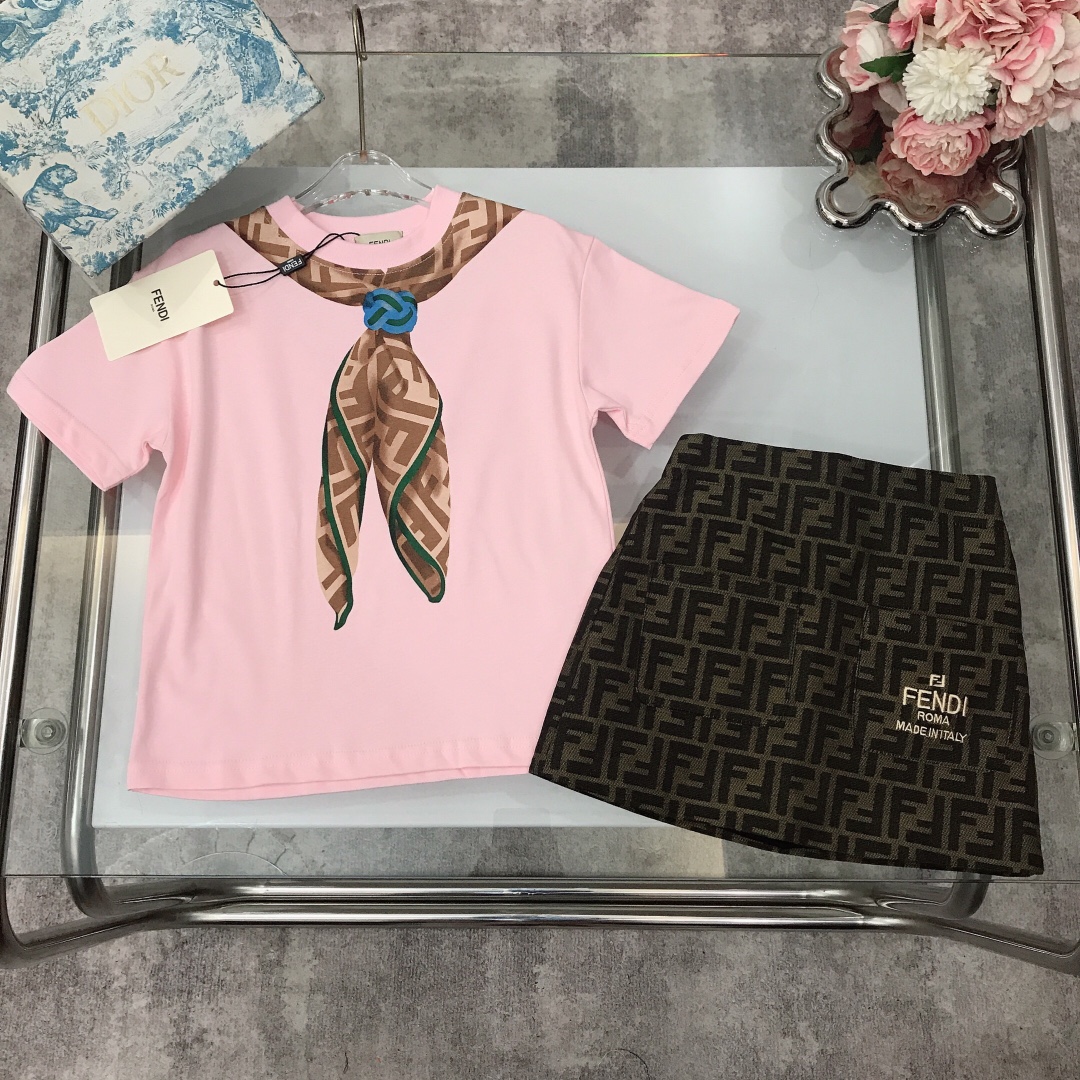 NO:211636,[Spot delivery] FEND* Limited series [Pure Cotton T-shirt jacquard denim skirt] Pure cotton texture, soft and delicate, exquisite style, original 1:1 created, 240G grams of heavy fabric, 3D effect scarf print pattern on chest, paired with old-fashioned denim skirt, embroidered logo logo in the pocket, showing playful and cute, soft and comfortable, skin-friendly, excellent upper body effect, a must-have artifact for princess~ size size--120-130-140-150 [CM] Counter packaging 70, clothes, fendi, skirts, tees, t-shirt,19860909【现货发】   FEND* 限定系列【纯棉T恤提花牛仔半裙】纯棉质地 柔软细腻 精致款 原版1:1打造 240G克重面料打造～胸前3D效果丝巾印花图案搭配老花牛仔短裙 口袋处刺绣logo标志 尽显俏皮跟可爱 柔顺舒适 亲肤不扎 上身效果极好 公主的必备神器～  size尺码--120-130-140-150【CM】 专柜包装70,衣服,fendi,skirts,tees，t-shirt,,Children's