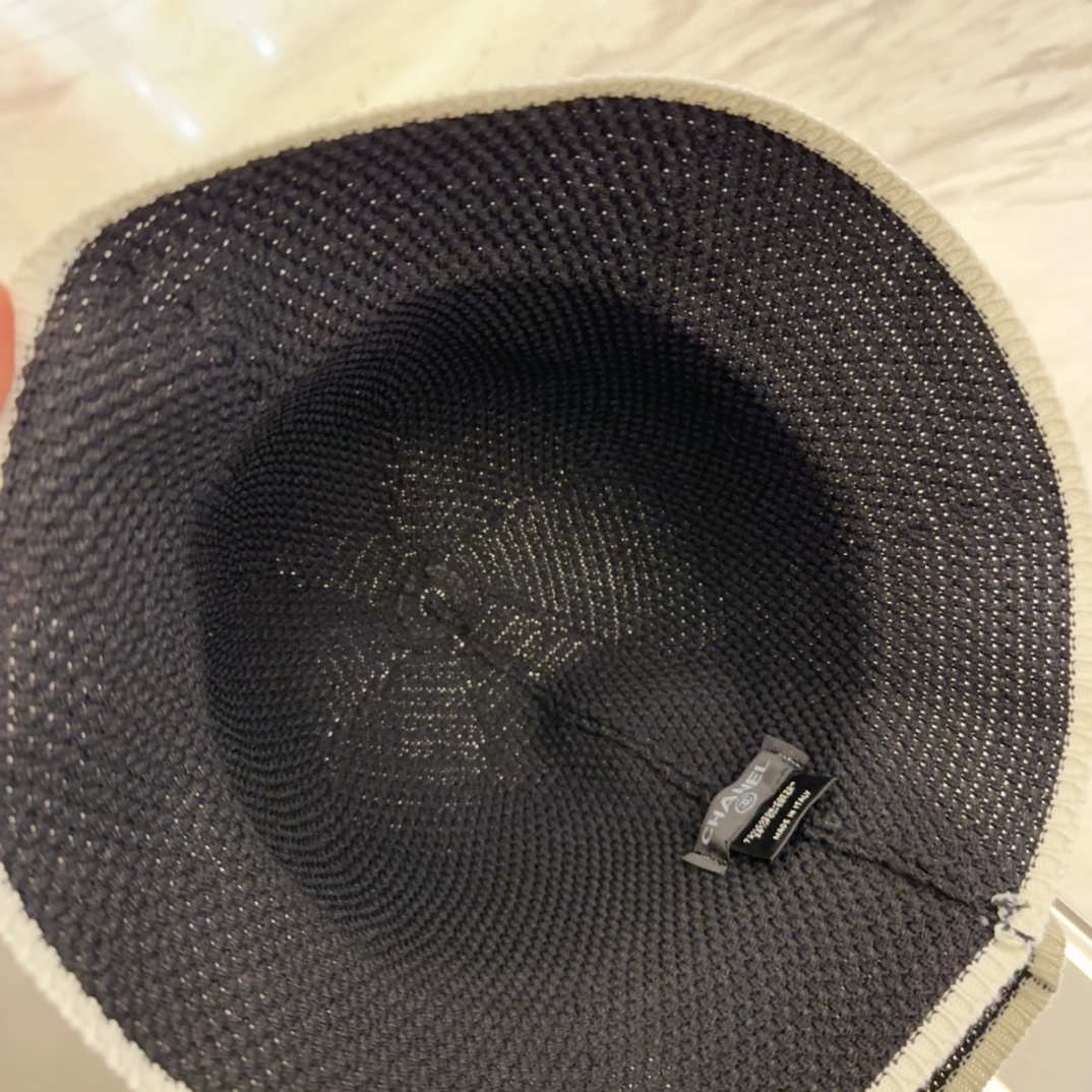 Chanel 渔夫帽 让兼顾时尚和遮阳的简约桶帽
出游拍照📷拗造型必备敲显脸小