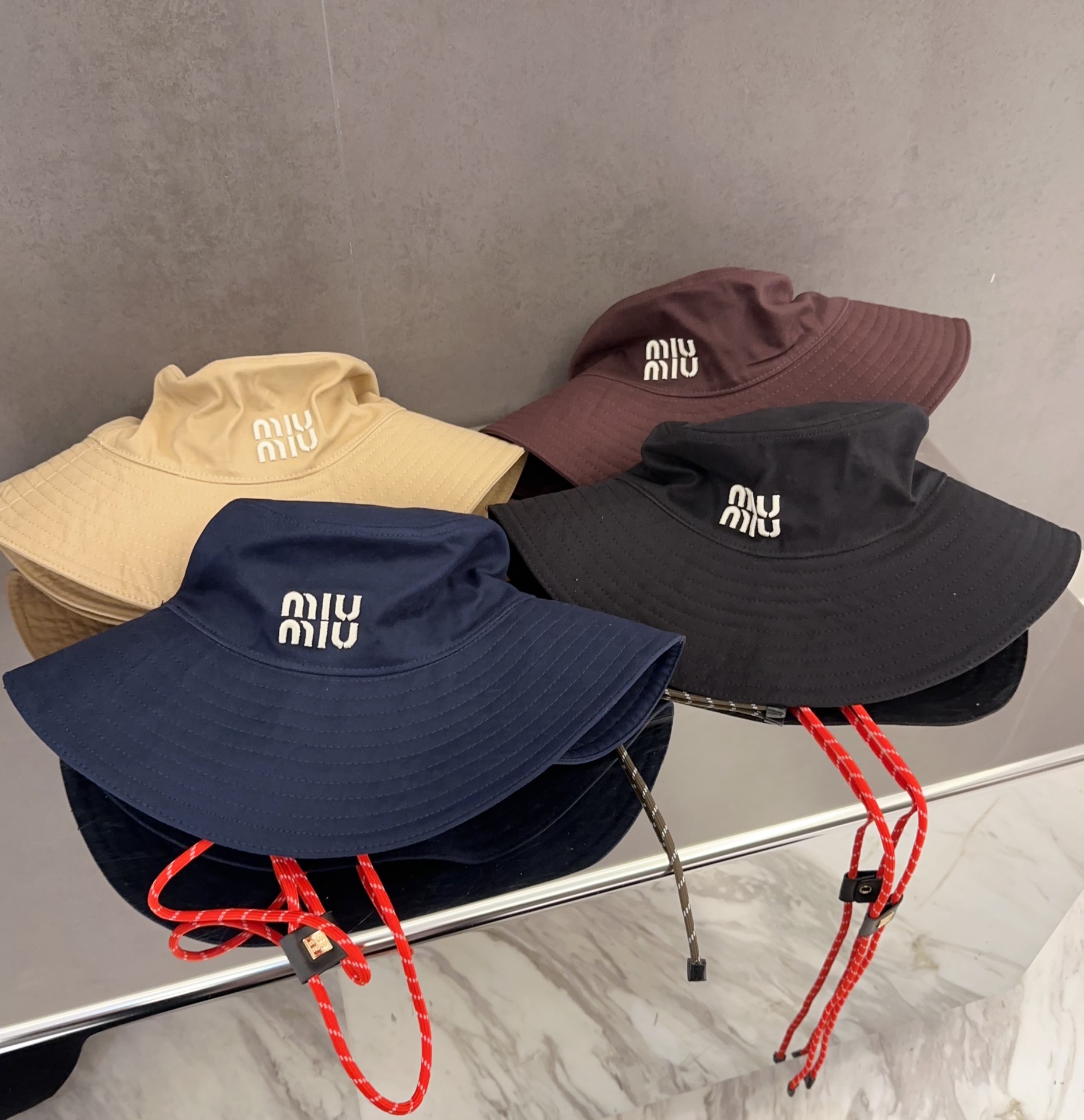 NO:825396,miumiu Miumiu embroidered large-brimmed bucket hat, exclusive custom-made face mask, super matching hat, straw hat, bucket hat, baseball cap, hat, miumiu, espadrilles, hats19860909miumiu 缪缪刺绣大边渔夫帽,独家订制的面科超好搭配帽子草帽渔夫帽棒球帽,帽子,miumiu,espadrilles,hats,hat