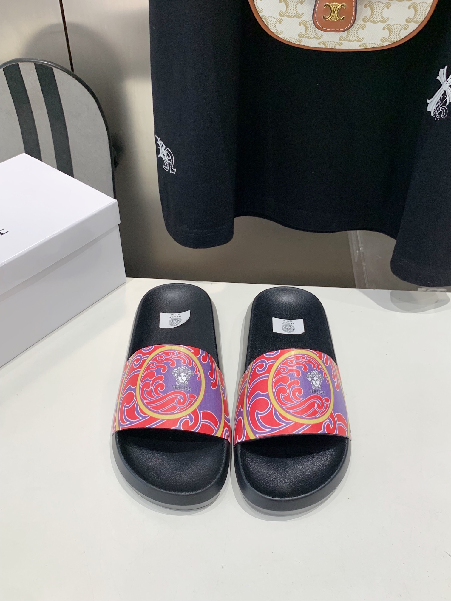 NO:240267,[Versey Slippers] High-end men's shoes brand official website 1:1 latest masterpiece original mold customization, fabric is made of imported original materials, upgraded version of the sole, lighter and non-slip. The top quality of the market, simple and tasteless, must-have for trendy people, fashion is right under your feet, full of confidence, the season for the same summer slippers in the counter is here. Size 38-46, slippers, versace, slippers19860909【范思哲拖鞋】男鞋高端品牌 官网1:1最新力作原版开模定制,面料釆用进口原版材料制作,升级版大底,更轻便,防滑.市场顶级品质,简单不失品味,潮人必备,时尚就在脚下,自信满满,专柜同款夏季拖鞋的季节来了.码38-46,拖鞋,versace,slippers,Women's Shoes