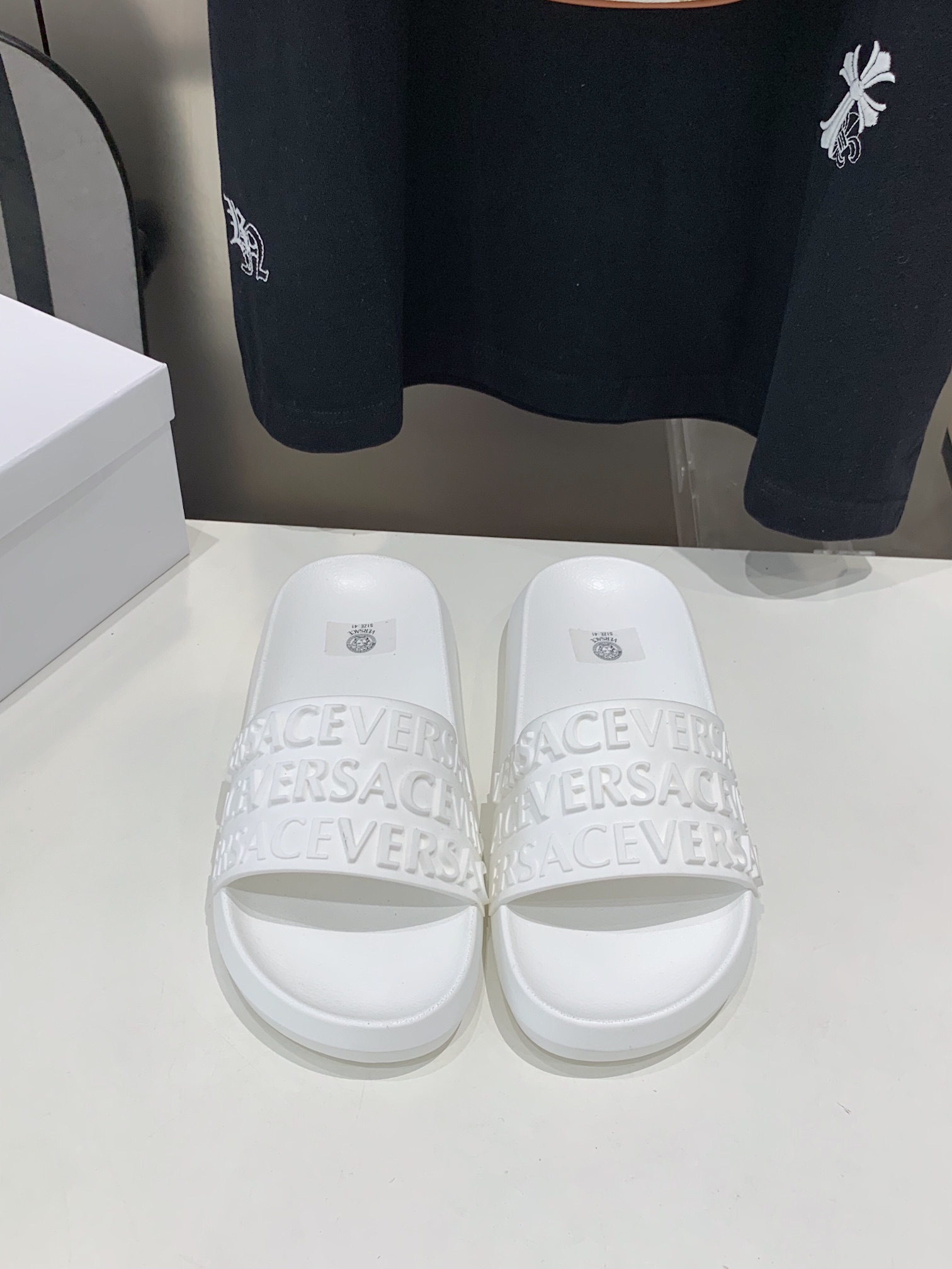 NO:240269,[Versey Slippers] High-end Men's Shoes Brand Official Website 1:1 Latest masterpiece original mold customization, fabric is made of imported original materials, upgraded version of the sole, lighter and non-slip. The top quality of the market, simple and tasteless, must-have for trendy people, fashion is right under your feet, full of confidence, the season for the same summer slippers in the counter is here. Size 38-46, slippers, versace, slippers19860909【范思哲拖鞋】男鞋高端品牌 官网1:1最新力作原版开模定制,面料釆用进口原版材料制作,升级版大底,更轻便,防滑.市场顶级品质,简单不失品味,潮人必备,时尚就在脚下,自信满满,专柜同款夏季拖鞋的季节来了.码38-46,拖鞋,versace,slippers,Women's Shoes