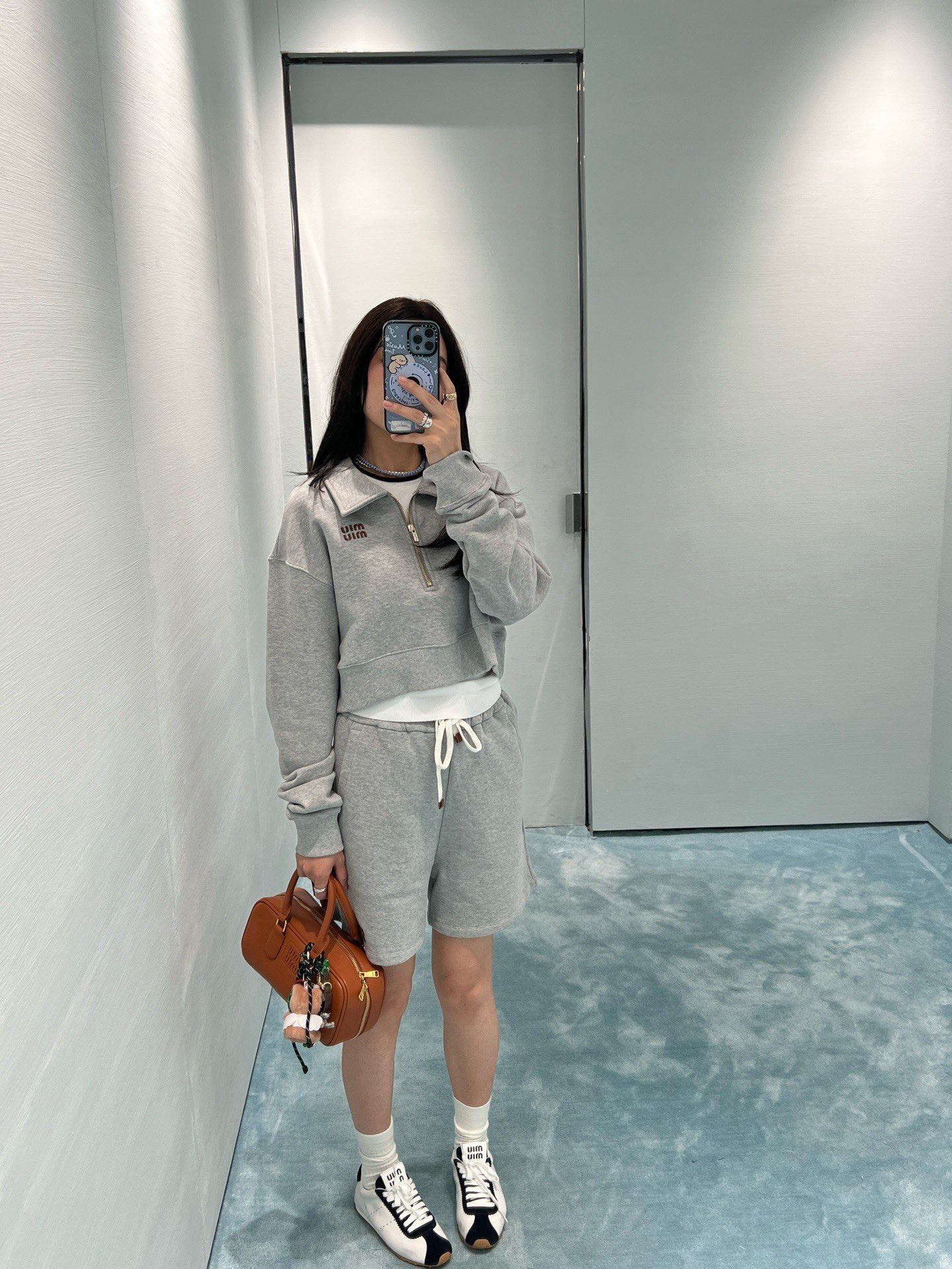 💰批260（卫衣）
💰批220（短裤）🆕Miu*iu 25Ss早春新款 徽标饰短款卫衣。原版开发 高版出品！拉链式翻领既休闲又cool🕶 帅气十足！ 翻领子设计上身特别好看 轻轻松松就可以潮流出街😎既能拥有街头慵懒的味道 也能很休闲洋气 随意又不失时髦感👍定制面料 质感超级赞🤙宝宝们 赶紧安排上[让我看看]现货 SML