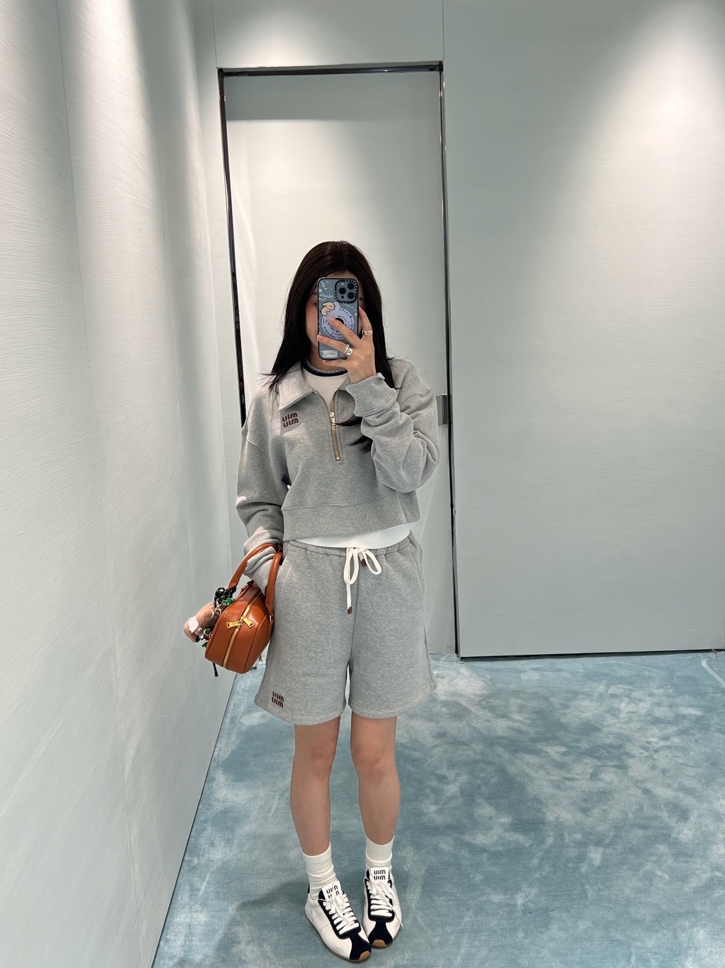 💰批260（卫衣）
💰批220（短裤）🆕Miu*iu 25Ss早春新款 徽标饰短款卫衣。原版开发 高版出品！拉链式翻领既休闲又cool🕶 帅气十足！ 翻领子设计上身特别好看 轻轻松松就可以潮流出街😎既能拥有街头慵懒的味道 也能很休闲洋气 随意又不失时髦感👍定制面料 质感超级赞🤙宝宝们 赶紧安排上[让我看看]现货 SML