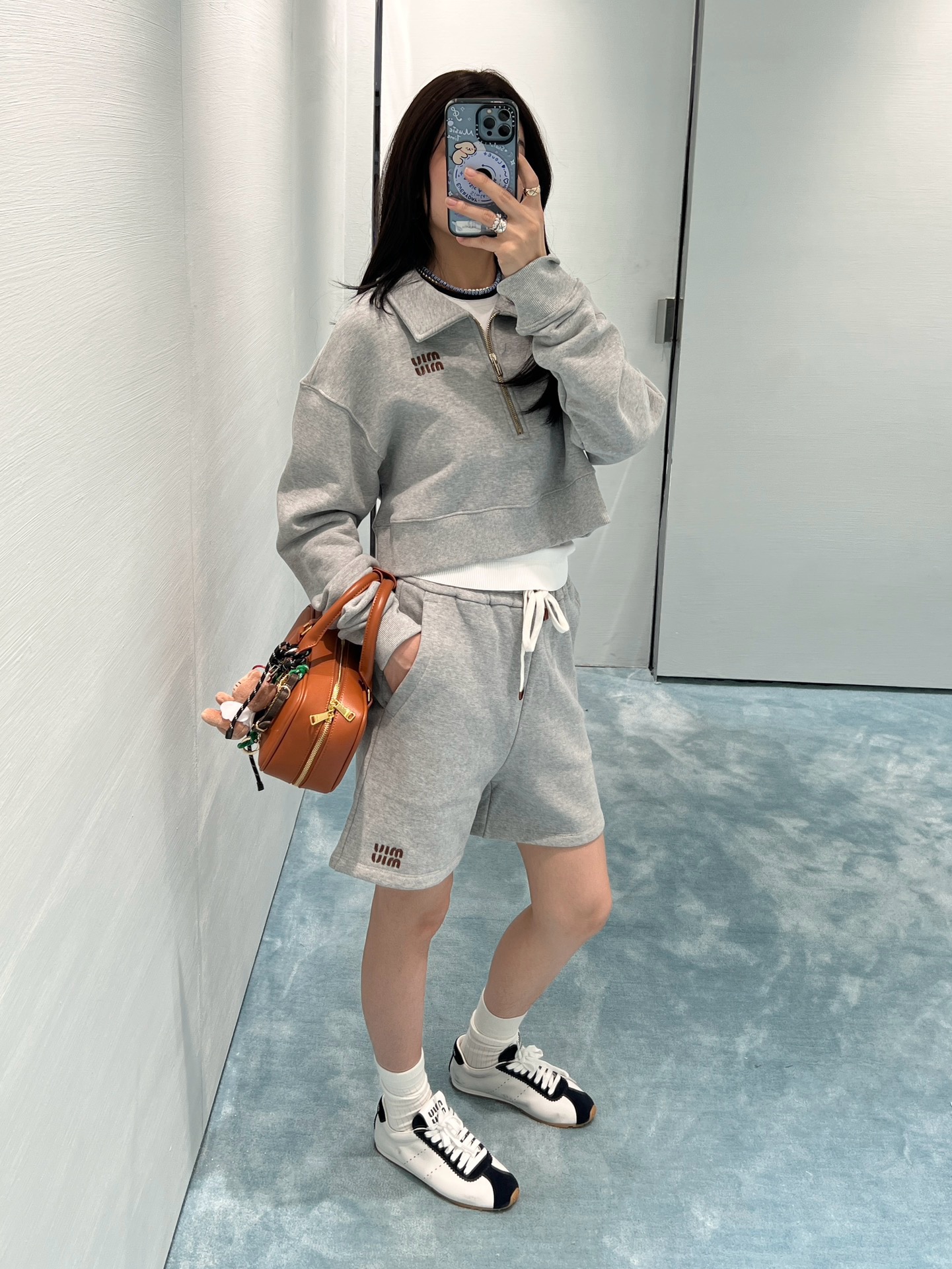 💰批260（卫衣）
💰批220（短裤）🆕Miu*iu 25Ss早春新款 徽标饰短款卫衣。原版开发 高版出品！拉链式翻领既休闲又cool🕶 帅气十足！ 翻领子设计上身特别好看 轻轻松松就可以潮流出街😎既能拥有街头慵懒的味道 也能很休闲洋气 随意又不失时髦感👍定制面料 质感超级赞🤙宝宝们 赶紧安排上[让我看看]现货 SML