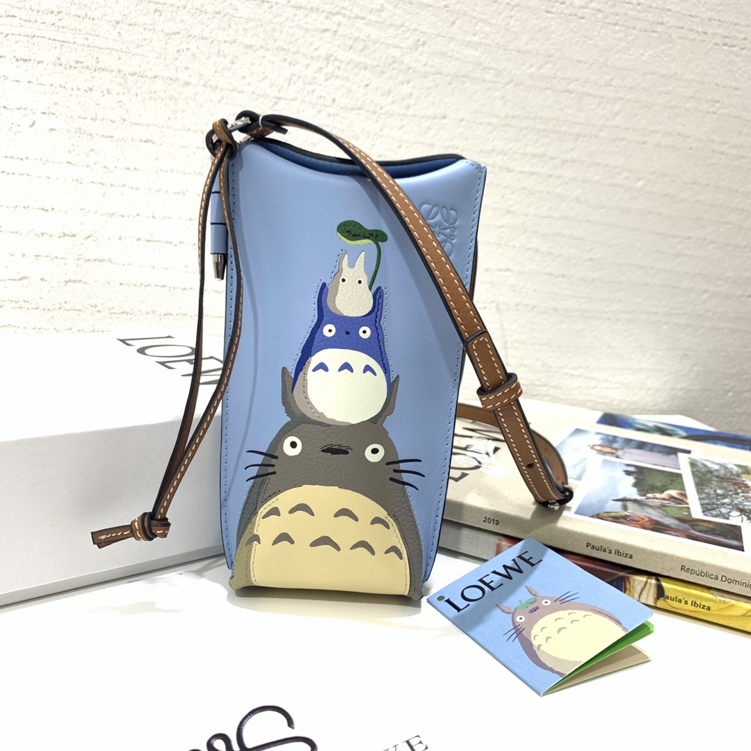 NO:671950,The limited edition 'gate ocket' Totoro series is made of classic calfskin, using precise cutting technology and inlay technology. Its smart and exquisite design is more dazzling. Model No. 89069, size 8*19*4 (note that since the Totoro pattern is hand-inlaid and spliced, it is normal to have gaps and skin flakes on the leather), Loewe wallet, loewe, wallets, cowhide19860909限量款“ gate ocket”龙猫系列 选用经典小牛皮制作,采用精确的切割技术,以镶嵌工艺制成,其灵动、精致的设计,更加光彩夺目. 款号89069,尺寸8*19*4（注意 由于龙猫图案是手工镶嵌拼接的, 有缝隙、 皮料有皮屑属于正常现象）,罗意威钱包,loewe,wallets,cowhide,欧美剧