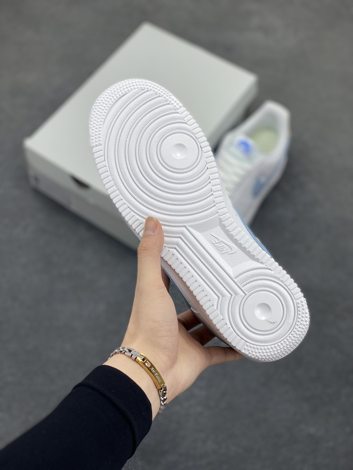 图片[5]-福利特价 Air Force 1 Nike Low 白蓝灰 原楦头原纸板 打造纯正空军版型 专注外贸渠道 全掌内置蜂窝气垫 #原盒配件 原厂中底钢印、拉帮完美 货号：HF0022-100 尺码：36 36.5 37.5 38 38.5 39 40 40.5 41 42 42.5 43 44 44.5 45-选品中心