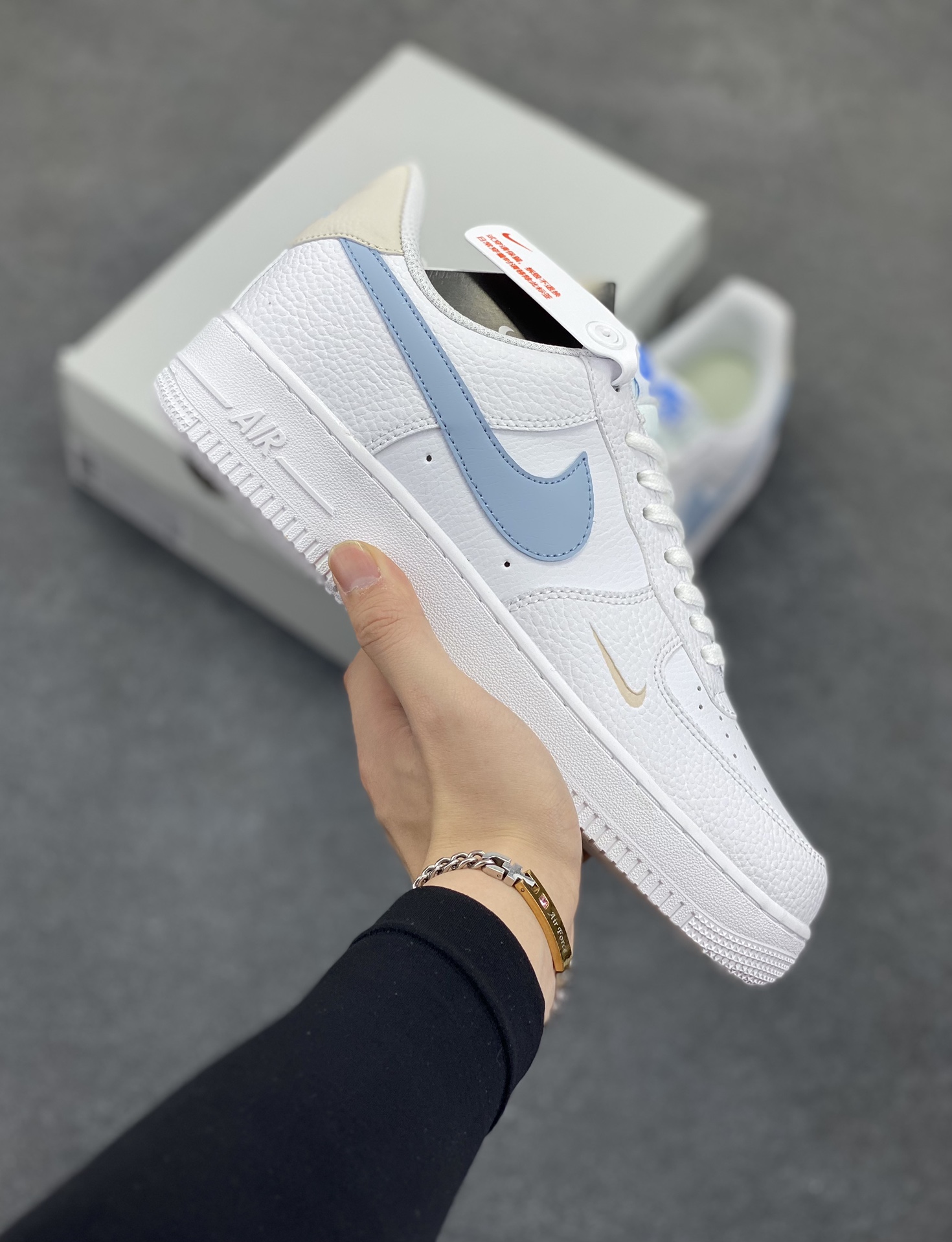 福利特价 Air Force 1 Nike Low 白蓝灰 原楦头原纸板 打造纯正空军版型 专注外贸渠道 全掌内置蜂窝气垫 #原盒配件 原厂中底钢印、拉帮完美 货号:HF0022-100 尺码:36 36.5 37.5 38 38.5 39 40 40.5 41 42 42.5 43 44 44.5 45-选品中心