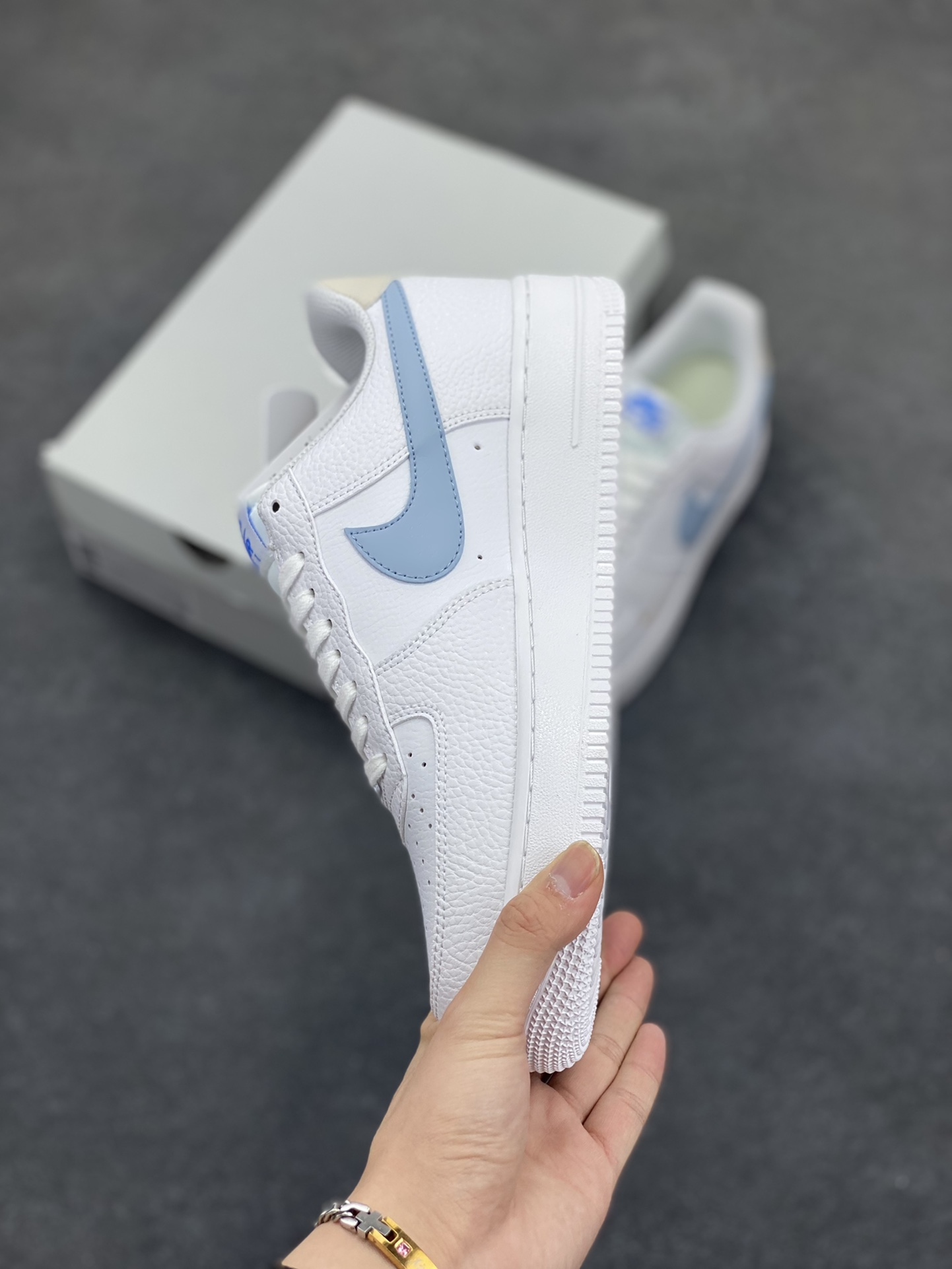 图片[3]-福利特价 Air Force 1 Nike Low 白蓝灰 原楦头原纸板 打造纯正空军版型 专注外贸渠道 全掌内置蜂窝气垫 #原盒配件 原厂中底钢印、拉帮完美 货号：HF0022-100 尺码：36 36.5 37.5 38 38.5 39 40 40.5 41 42 42.5 43 44 44.5 45-选品中心