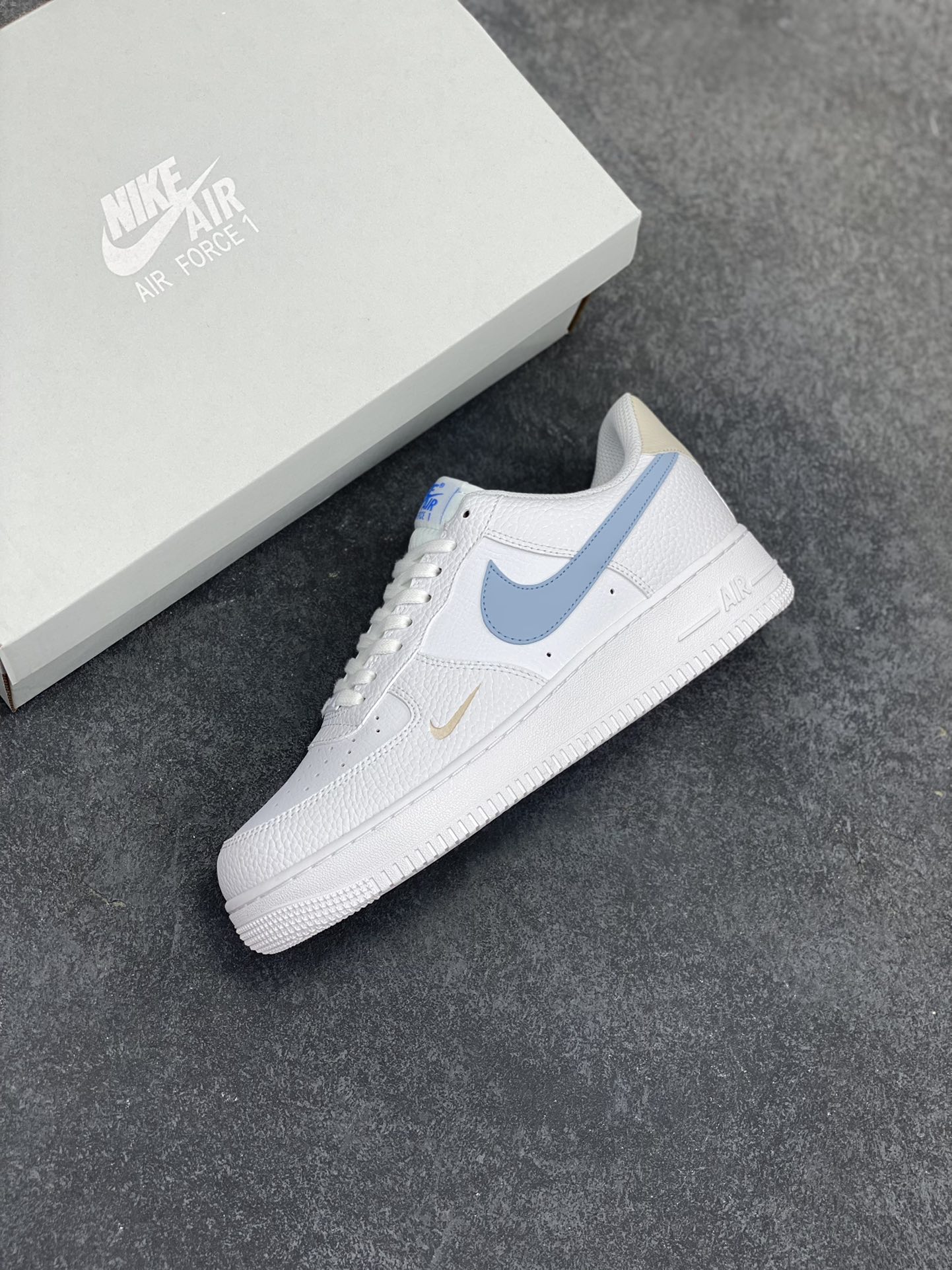 图片[7]-福利特价 Air Force 1 Nike Low 白蓝灰 原楦头原纸板 打造纯正空军版型 专注外贸渠道 全掌内置蜂窝气垫 #原盒配件 原厂中底钢印、拉帮完美 货号：HF0022-100 尺码：36 36.5 37.5 38 38.5 39 40 40.5 41 42 42.5 43 44 44.5 45-选品中心
