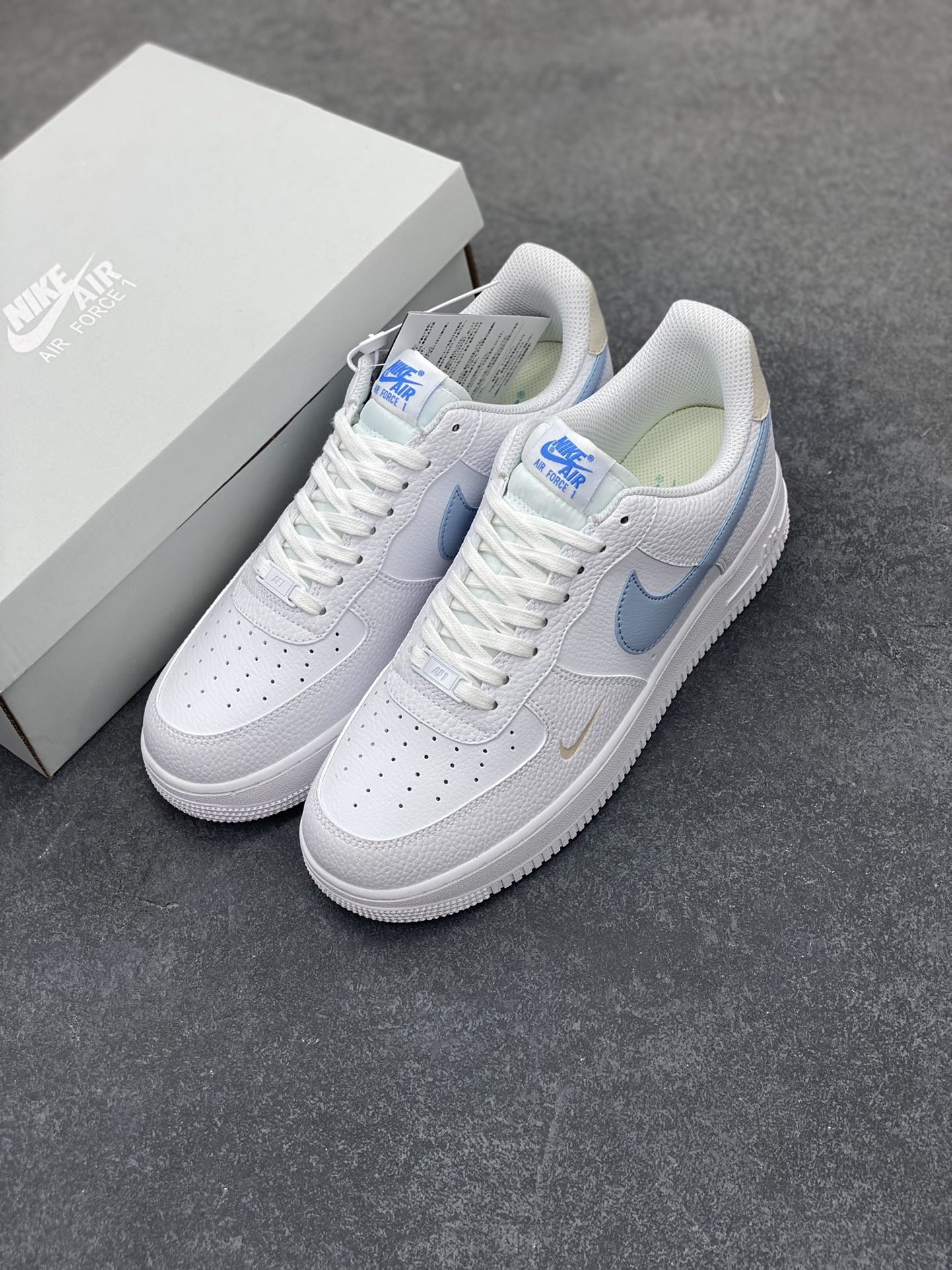 图片[8]-福利特价 Air Force 1 Nike Low 白蓝灰 原楦头原纸板 打造纯正空军版型 专注外贸渠道 全掌内置蜂窝气垫 #原盒配件 原厂中底钢印、拉帮完美 货号：HF0022-100 尺码：36 36.5 37.5 38 38.5 39 40 40.5 41 42 42.5 43 44 44.5 45-选品中心