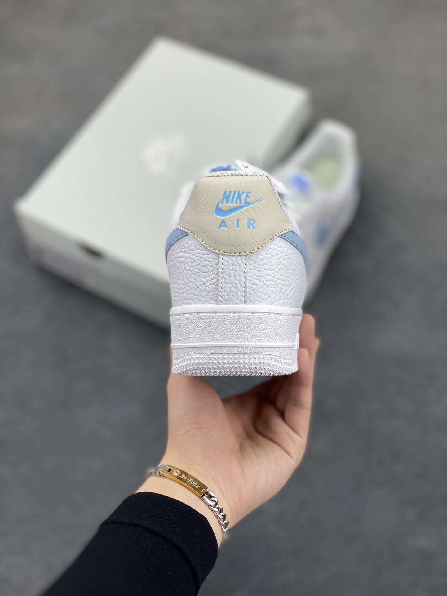 图片[4]-福利特价 Air Force 1 Nike Low 白蓝灰 原楦头原纸板 打造纯正空军版型 专注外贸渠道 全掌内置蜂窝气垫 #原盒配件 原厂中底钢印、拉帮完美 货号：HF0022-100 尺码：36 36.5 37.5 38 38.5 39 40 40.5 41 42 42.5 43 44 44.5 45-选品中心