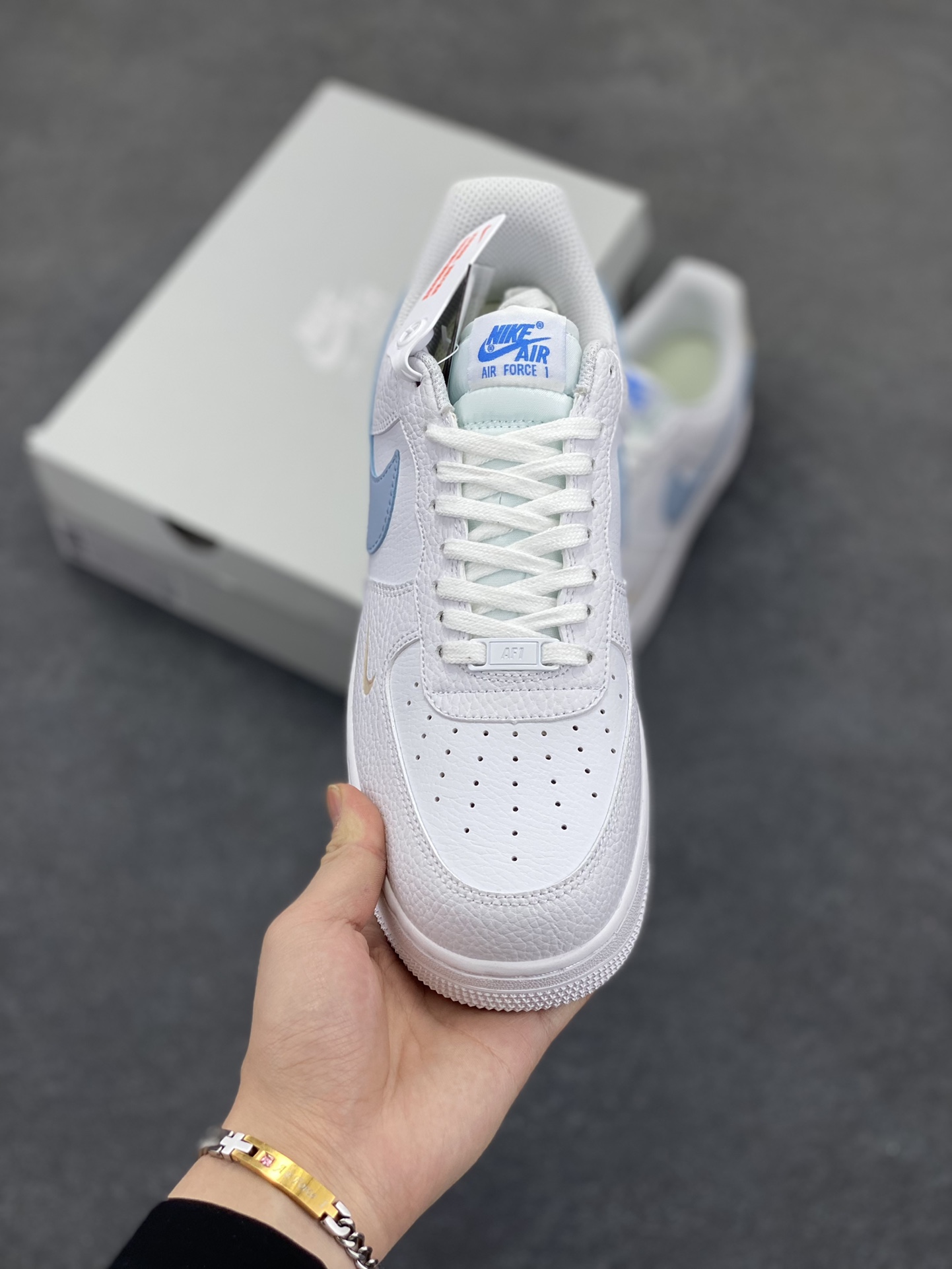 图片[2]-福利特价 Air Force 1 Nike Low 白蓝灰 原楦头原纸板 打造纯正空军版型 专注外贸渠道 全掌内置蜂窝气垫 #原盒配件 原厂中底钢印、拉帮完美 货号：HF0022-100 尺码：36 36.5 37.5 38 38.5 39 40 40.5 41 42 42.5 43 44 44.5 45-选品中心