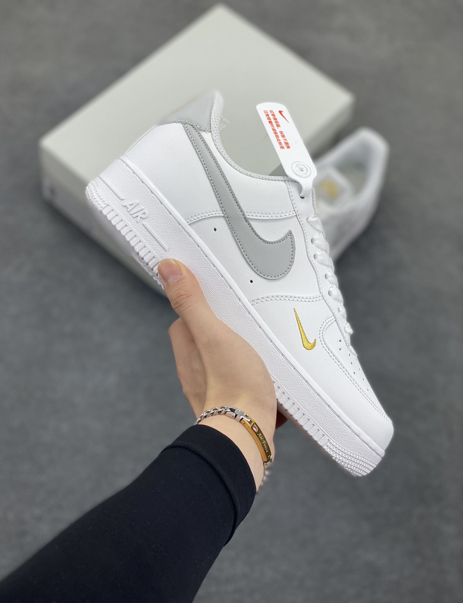 福利特价 Air Force 1 Nike Low 灰绿小双勾 原楦头原纸板 打造纯正空军版型 专注外贸渠道 全掌内置蜂窝气垫 #原盒配件 原厂中底钢印、拉帮完美 货号：CZ0270-106 尺码：36 36.5 37.5 38 38.5 39 40 40.5 41 42 42.5 43 44 44.5 45-选品中心
