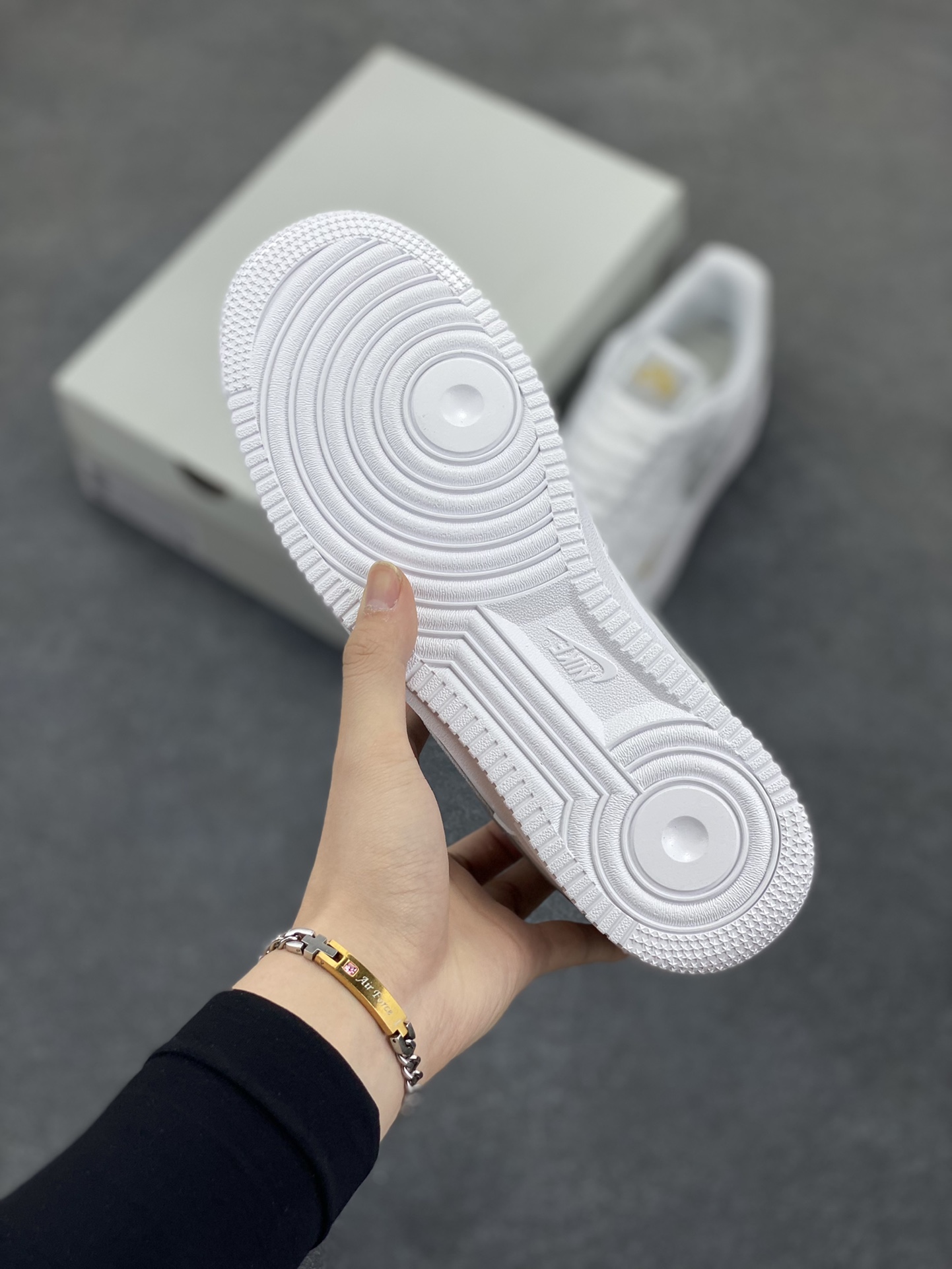 图片[5]-福利特价 Air Force 1 Nike Low 灰绿小双勾 原楦头原纸板 打造纯正空军版型 专注外贸渠道 全掌内置蜂窝气垫 #原盒配件 原厂中底钢印、拉帮完美 货号：CZ0270-106 尺码：36 36.5 37.5 38 38.5 39 40 40.5 41 42 42.5 43 44 44.5 45-选品中心
