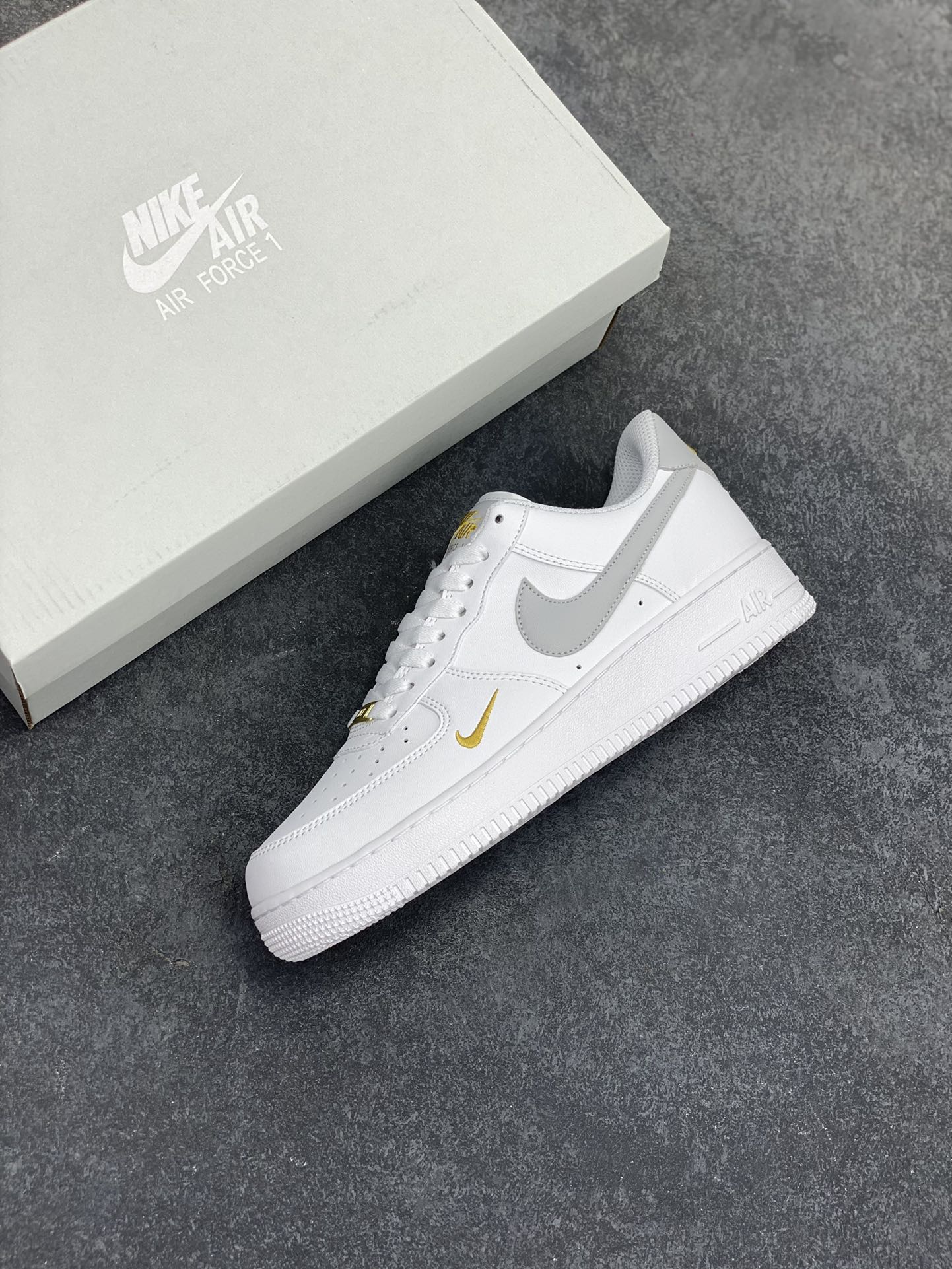 图片[7]-福利特价 Air Force 1 Nike Low 灰绿小双勾 原楦头原纸板 打造纯正空军版型 专注外贸渠道 全掌内置蜂窝气垫 #原盒配件 原厂中底钢印、拉帮完美 货号：CZ0270-106 尺码：36 36.5 37.5 38 38.5 39 40 40.5 41 42 42.5 43 44 44.5 45-选品中心