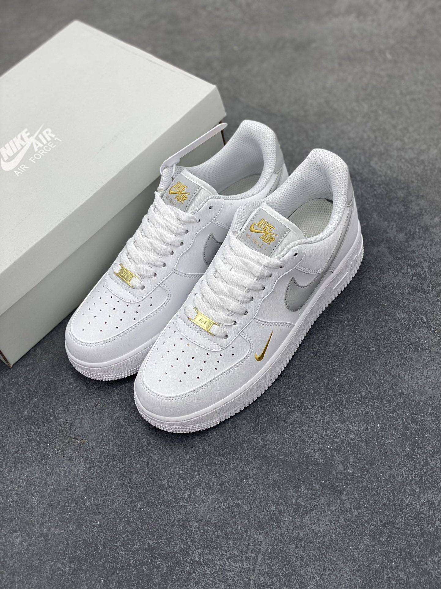 图片[8]-福利特价 Air Force 1 Nike Low 灰绿小双勾 原楦头原纸板 打造纯正空军版型 专注外贸渠道 全掌内置蜂窝气垫 #原盒配件 原厂中底钢印、拉帮完美 货号：CZ0270-106 尺码：36 36.5 37.5 38 38.5 39 40 40.5 41 42 42.5 43 44 44.5 45-选品中心