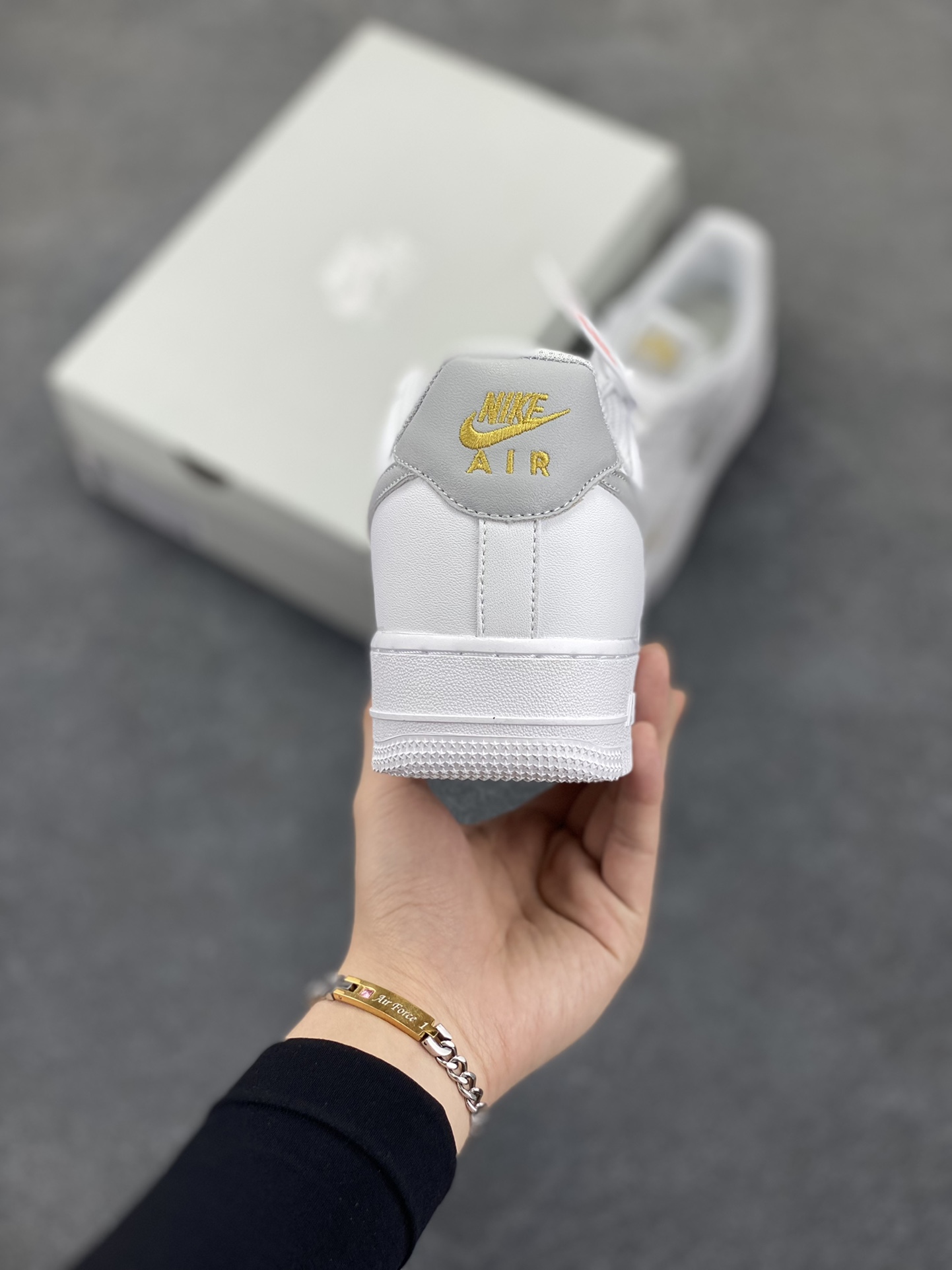 图片[4]-福利特价 Air Force 1 Nike Low 灰绿小双勾 原楦头原纸板 打造纯正空军版型 专注外贸渠道 全掌内置蜂窝气垫 #原盒配件 原厂中底钢印、拉帮完美 货号：CZ0270-106 尺码：36 36.5 37.5 38 38.5 39 40 40.5 41 42 42.5 43 44 44.5 45-选品中心