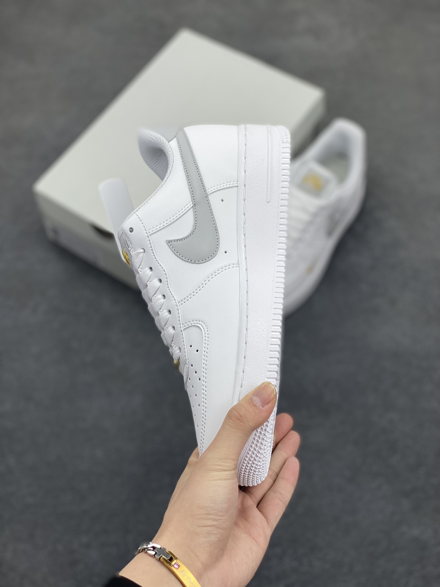 图片[3]-福利特价 Air Force 1 Nike Low 灰绿小双勾 原楦头原纸板 打造纯正空军版型 专注外贸渠道 全掌内置蜂窝气垫 #原盒配件 原厂中底钢印、拉帮完美 货号：CZ0270-106 尺码：36 36.5 37.5 38 38.5 39 40 40.5 41 42 42.5 43 44 44.5 45-选品中心